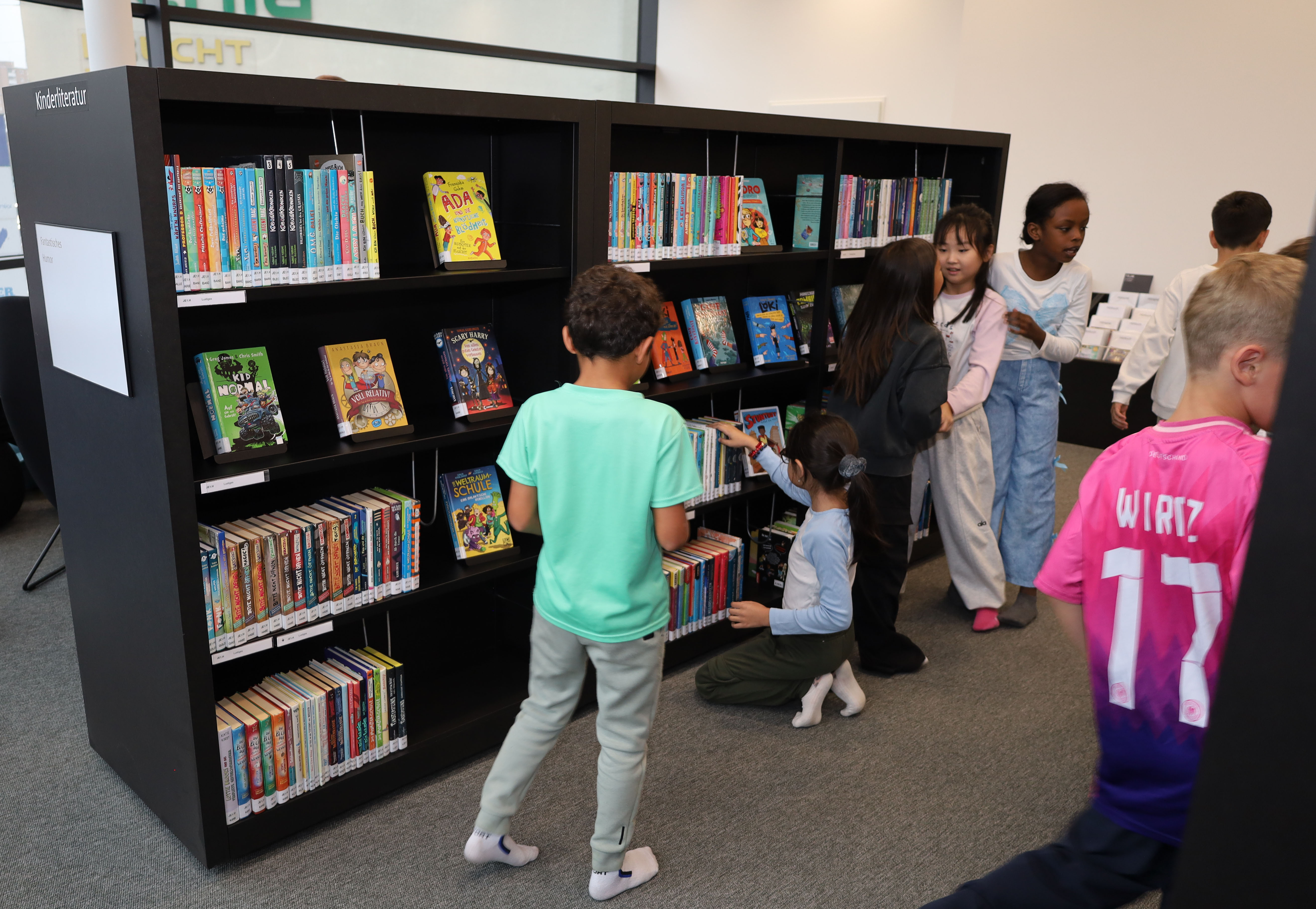 In der Stadtbibliothek sind bereits 3.877 Kinder als Mitglieder registriert.