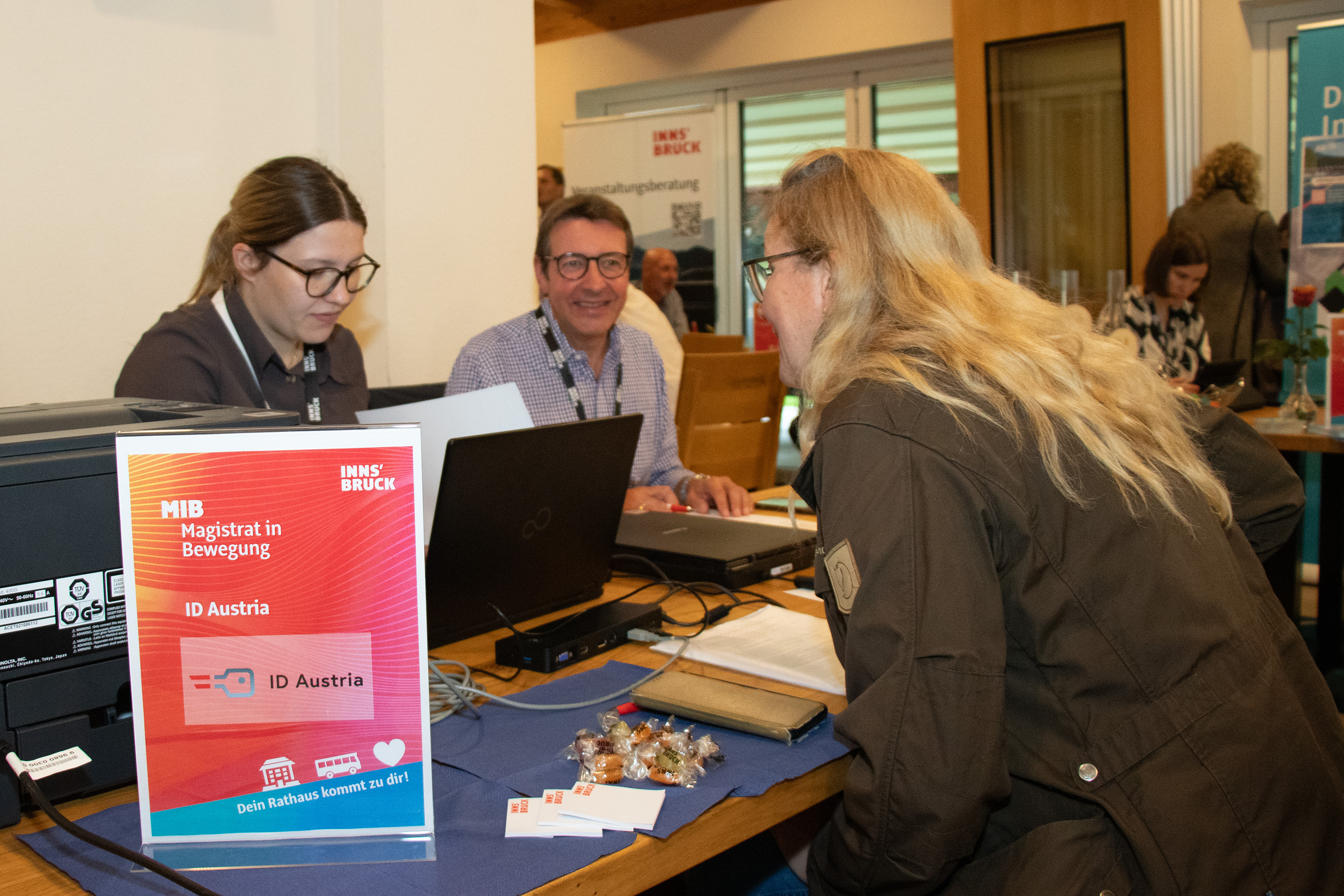 Reger Austausch bei der Magistrat in Bewegung-Tour in Amras. Zahlreiche BürgerInnen nutzten die Gelegenheit, mit Bürgermeister, Stadtregierung und Mitarbeitenden der Verwaltung ins Gespräch zu kommen. Dabei standen aktuelle Entwicklungen und Anliegen aus dem Stadtteil ebenso im Mittelpunkt wie Ideen für die Zukunft. Die direkte Begegnung vor Ort machte den Dialog persönlich, unkompliziert und lebendig.