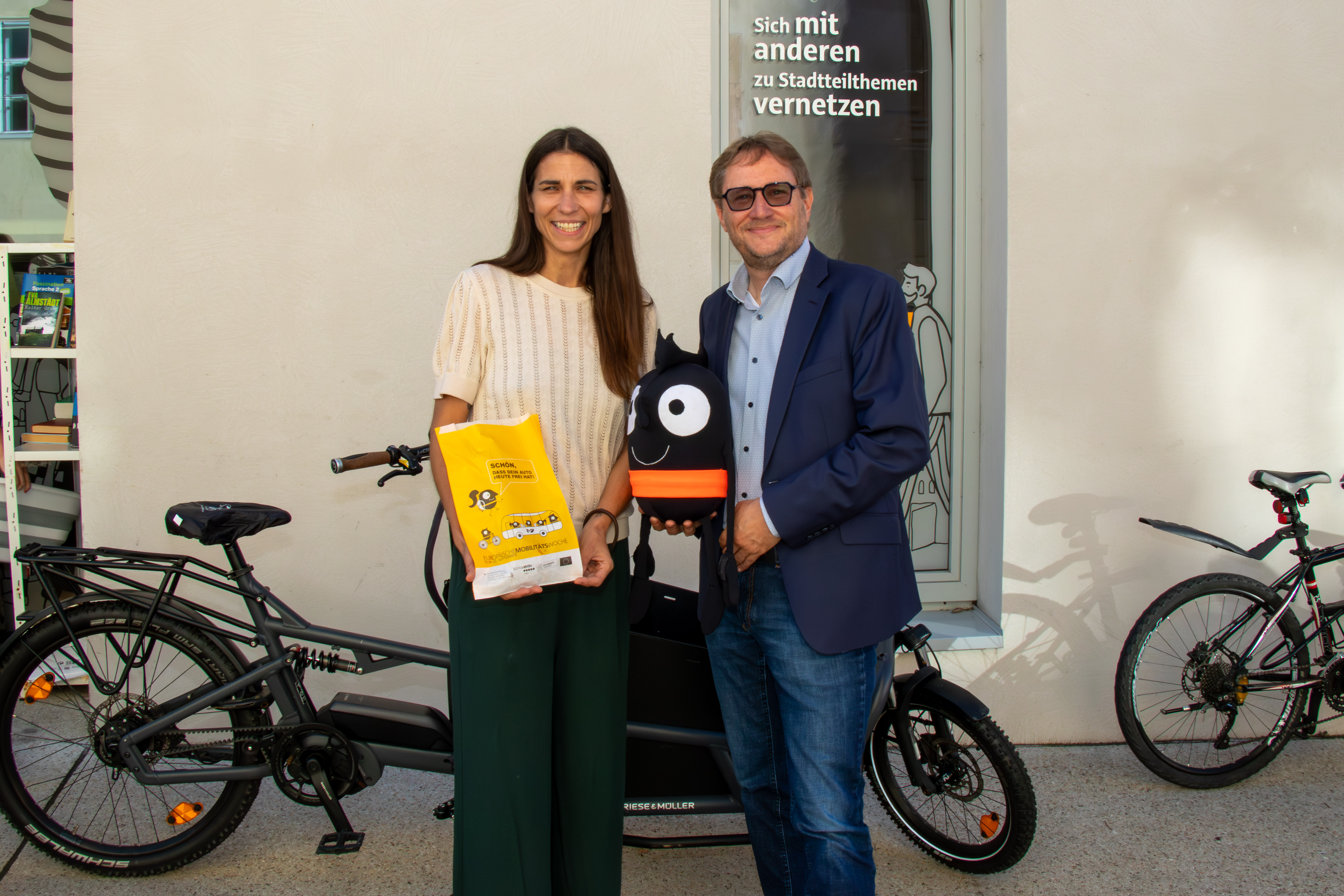 Stadträtin Janine Bex und der künftige technische Geschäftsführer der Innsbrucker Verkehrsbetriebe (IVB), Ekkehard Allinger-Csollich, freuen sich gemeinsam mit Maskottchen „Edgar“ auf die Europäische Mobilitätswoche.