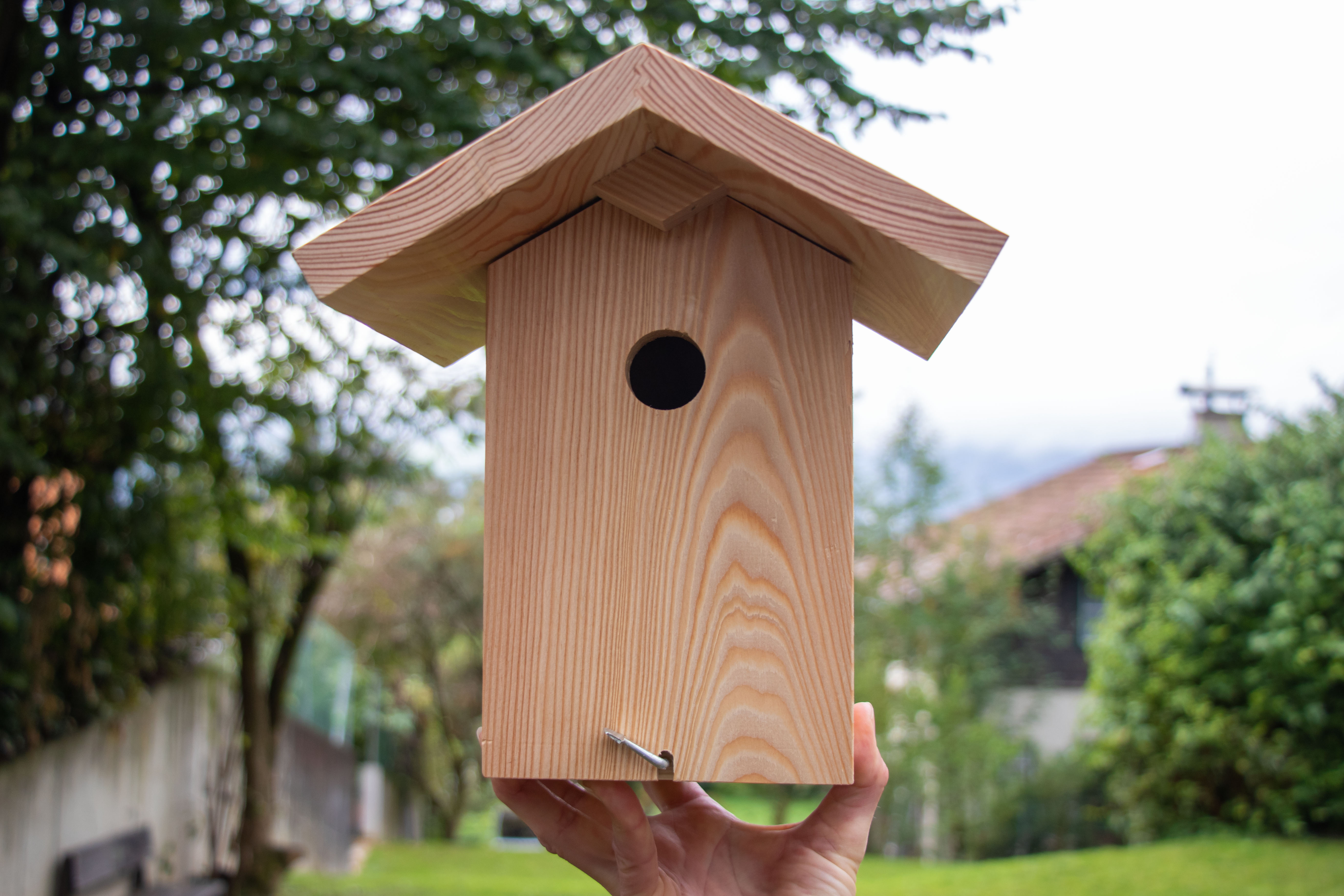 Die Holznistkästen werden von der pro mente tirol in Handarbeit gefertigt und bieten künftig neuen Vogelfamilien ein Zuhause.
