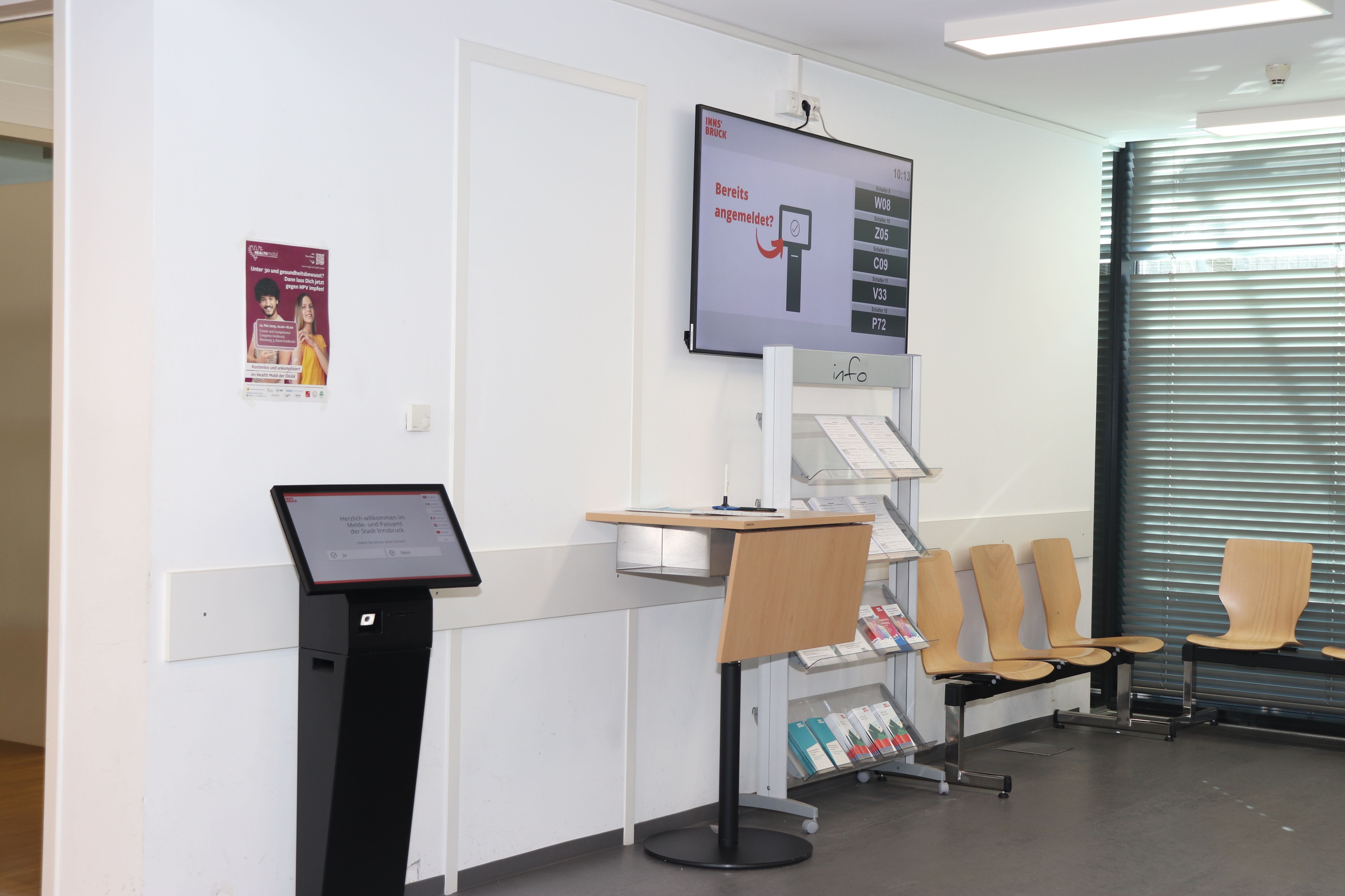 Auf der Webseite www.innsbruck.gv.at finden Sie alle Unterlagen, die Sie für Ihren Behördengang benötigen. Als besondere Dienstleistung kann auch vorab online oder direkt am Terminal des Wartebereichs im 1. Stock des Rathauses ein Termin gebucht werden.