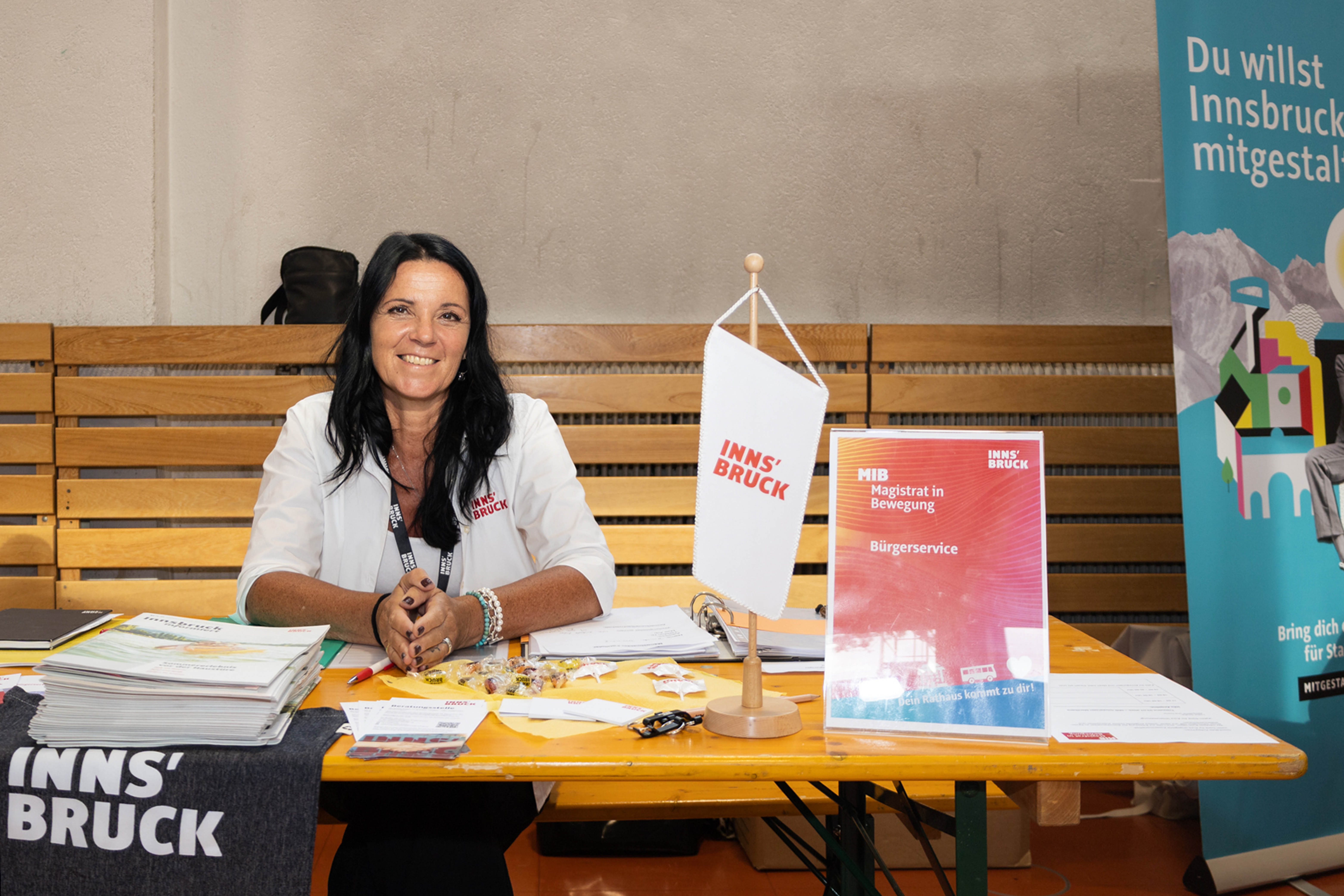 Auch bei den drei „Magistrat in Bewegung“-Tourstopps im Oktober berät das Team wieder die Bevölkerung zu Fragen rund um Förderungen oder die ID-Austria-Einrichtung am Smartphone (im Bild beim MIB-Tourstopp Sieglanger).