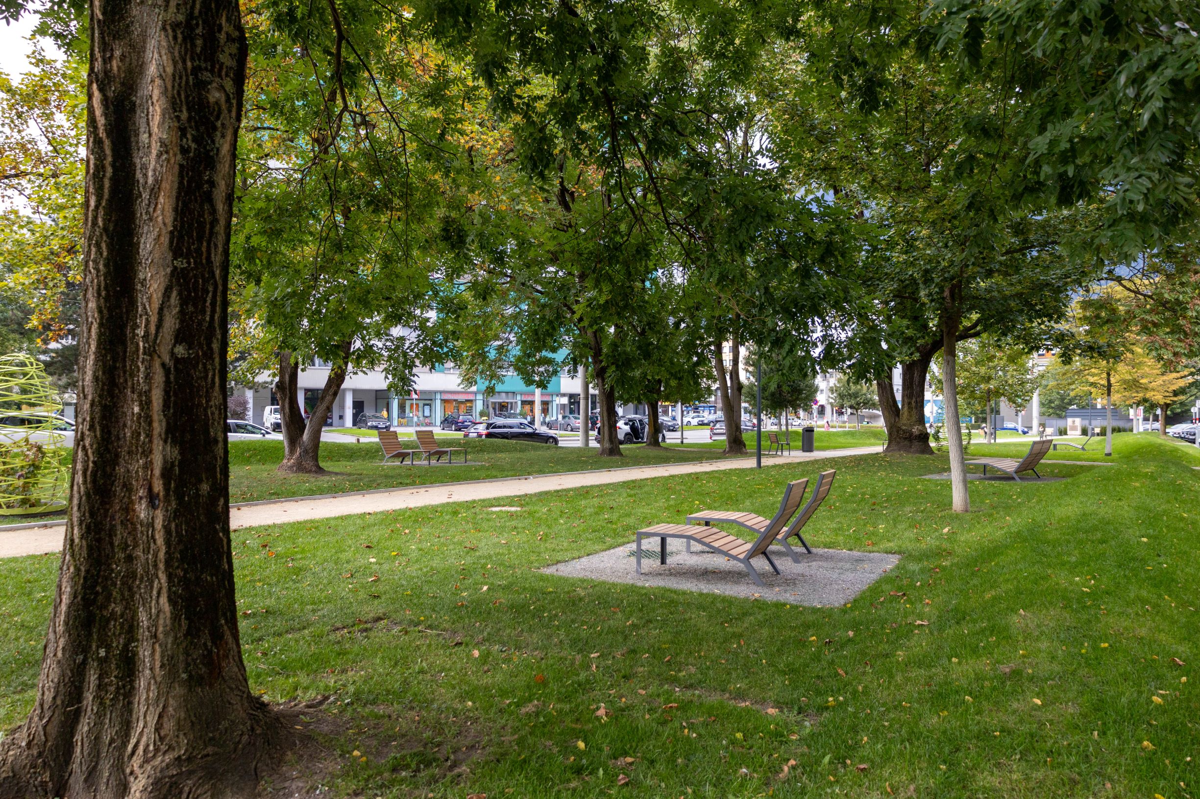 Zahlreiche neuen Sitz- und Liegemöglichkeiten sind über den ganzen Park verteilt, umgeben von neuen Bäumen und sanften Hügelmodellierungen – Ideen, die die BürgerInnen vor Ort einbrachten.