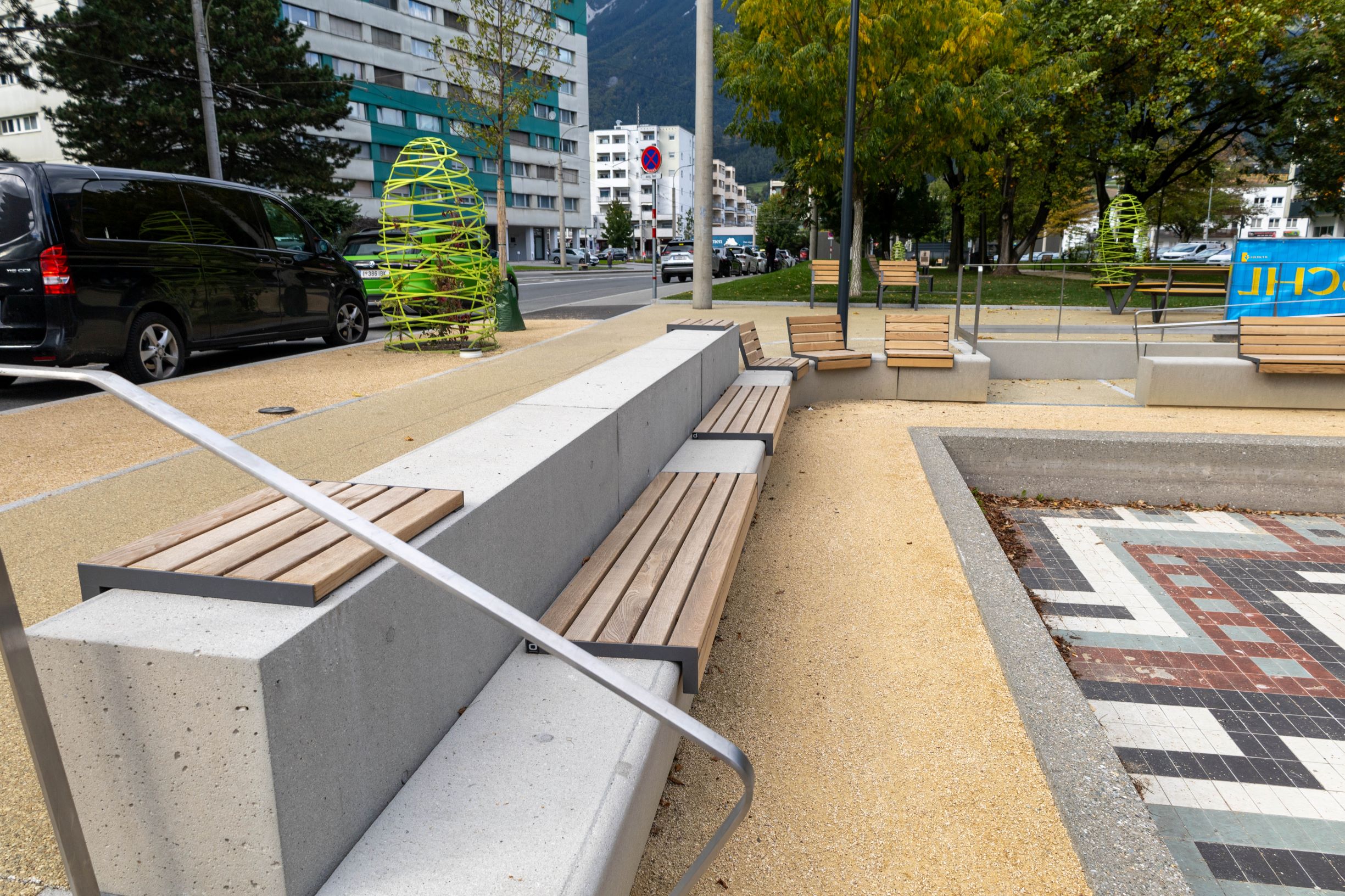 Auch der historische Olympiabrunnen wurde in die Neugestaltung integriert – mit erleichterten Zugängen und neuen Sitzgelegenheiten. Für das Olympia-Jubiläumsjahr 2026 ist zudem eine zusätzliche Verschönerung geplant.