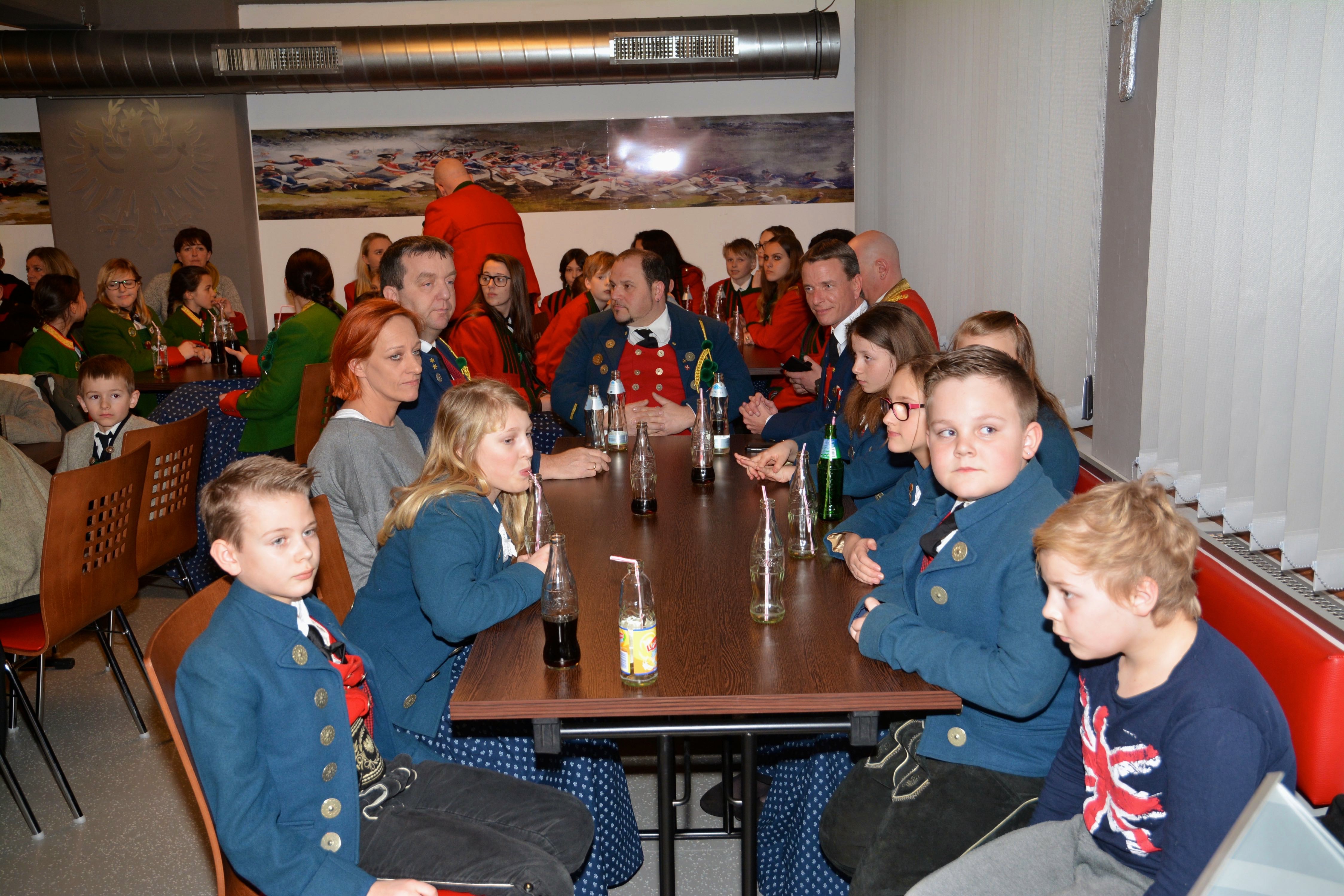 42 Kinder nahmen am Skirennen, und 58 am BAON-Königskettenschießen 2015 teil. Die Siegerehrungen dazu fanden im Schützenheim der Schützenkompanie Allerheiligen statt. Vizebürgermeister Christoph Kaufmann gratulierte herzlich.