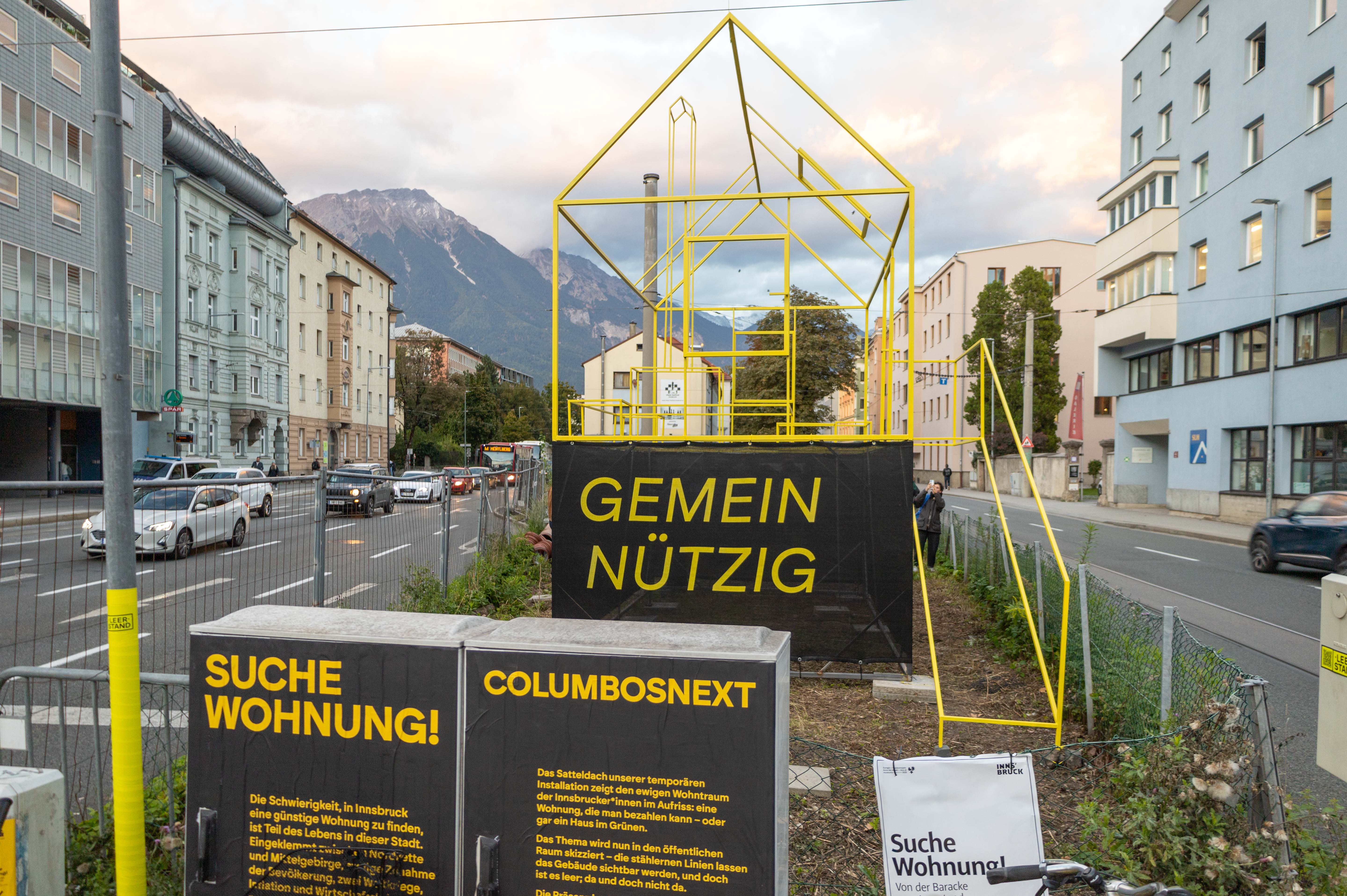 "Suche Wohnung": Die temporäre Installation weist auf die gleichnamige Ausstellung im Innsbrucker Stadtarchiv/Stadtmuseum hin.