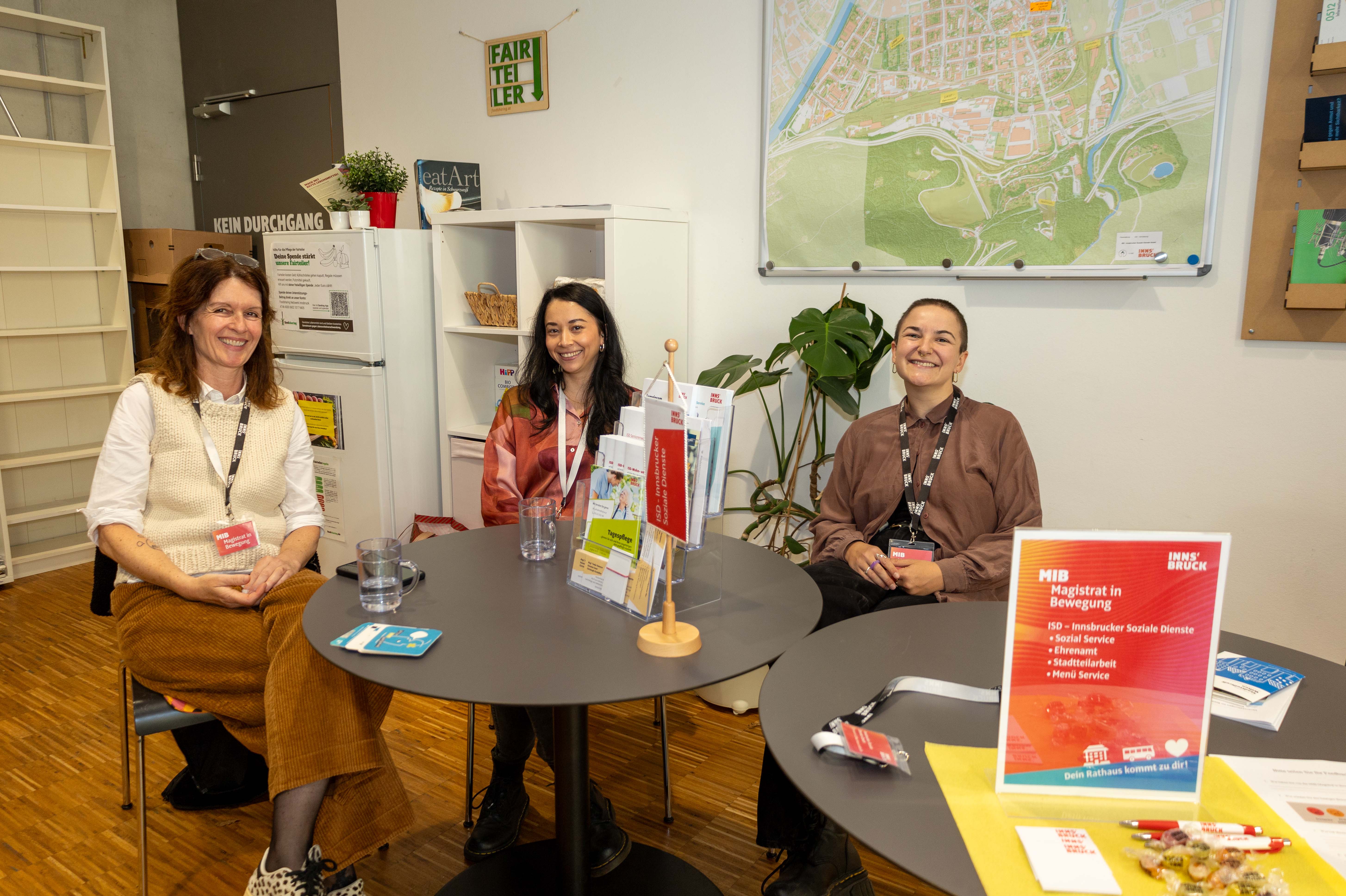 Mitarbeiterinnen und Mitarbeiter der Stadt Innsbruck sowie ihrer Beteiligungen präsentieren bei "Magistrat in Bewegung" ihr Angebot: Im Bild die Mitarbeiterinnen der Innsbrucker Soziale Dienste GmbH, die am 7. Oktober in Wilten unter anderem zu den Themen Stadtteilarbeit und Ehrenamt informierten.