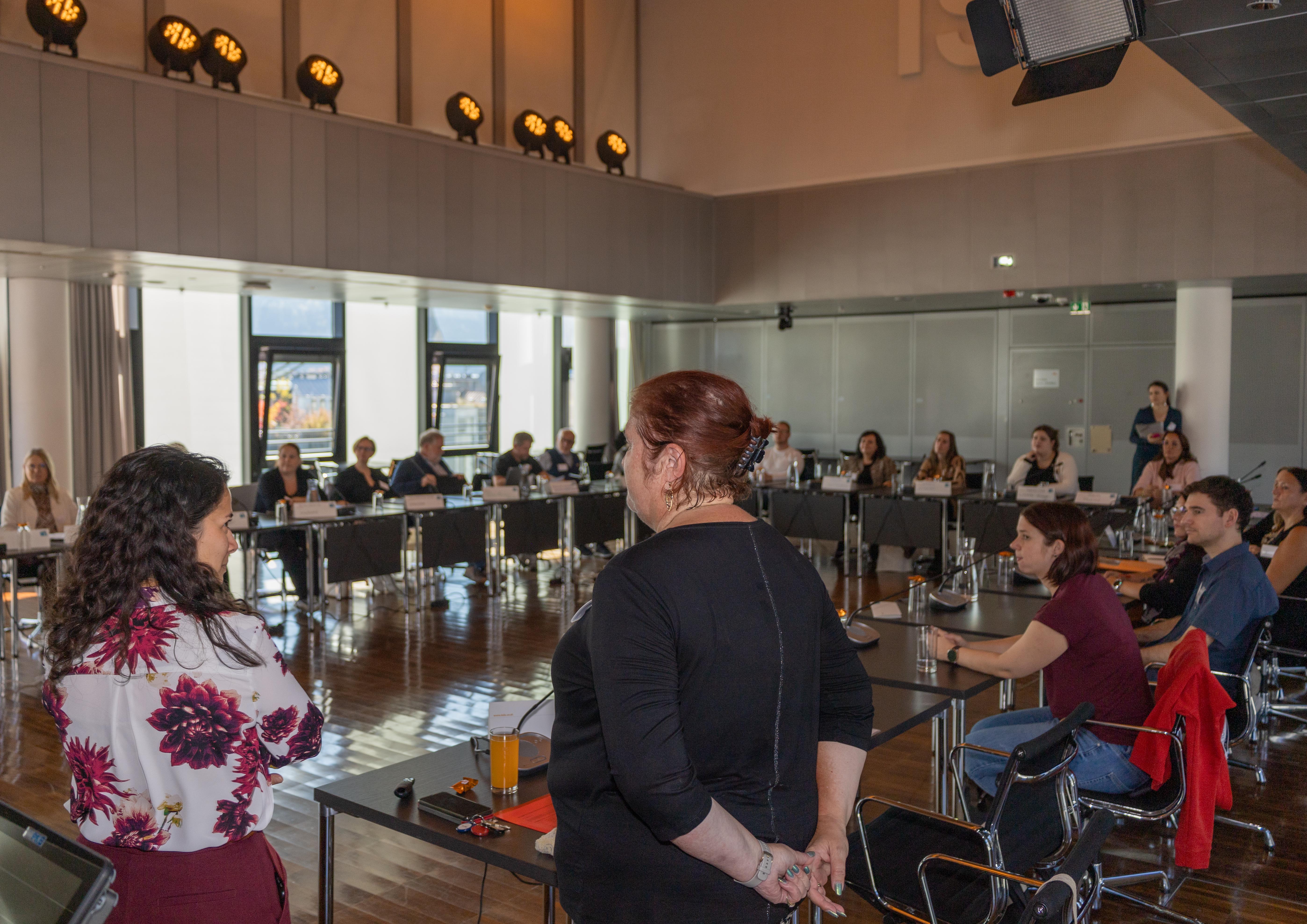 Beim Bürgerservice-Netzwerktreffen in Innsbruck, das von KDZ - Zentrum für Verwaltungsforschung organisiert wurde, trafen RepräsentantInnen des Bürgerservices aus ganz Österreich im Plenarsaal zusammen. Bürgermeister Johannes Anzengruber (m.) begrüßte die Teilnehmenden aus insgesamt 16 österreichischen Städten und Marktgemeinden, bevor in mehreren Vorträgen und Diskussionen Themen wie Sicherheit (präsentiert von Amtsvorstand Christian Schneider) oder KI im Bürgerservice behandelt wurden. Für Referentin Sabine Kröß-Tunner (2.v.l.) stellte das Bürgerservice-Netzwerktreffen 2025 das letzte dar, sie wird nach über 40 Jahren im Dienst für die Stadt Innsbruck in den verdienten Ruhestand verabschiedet.