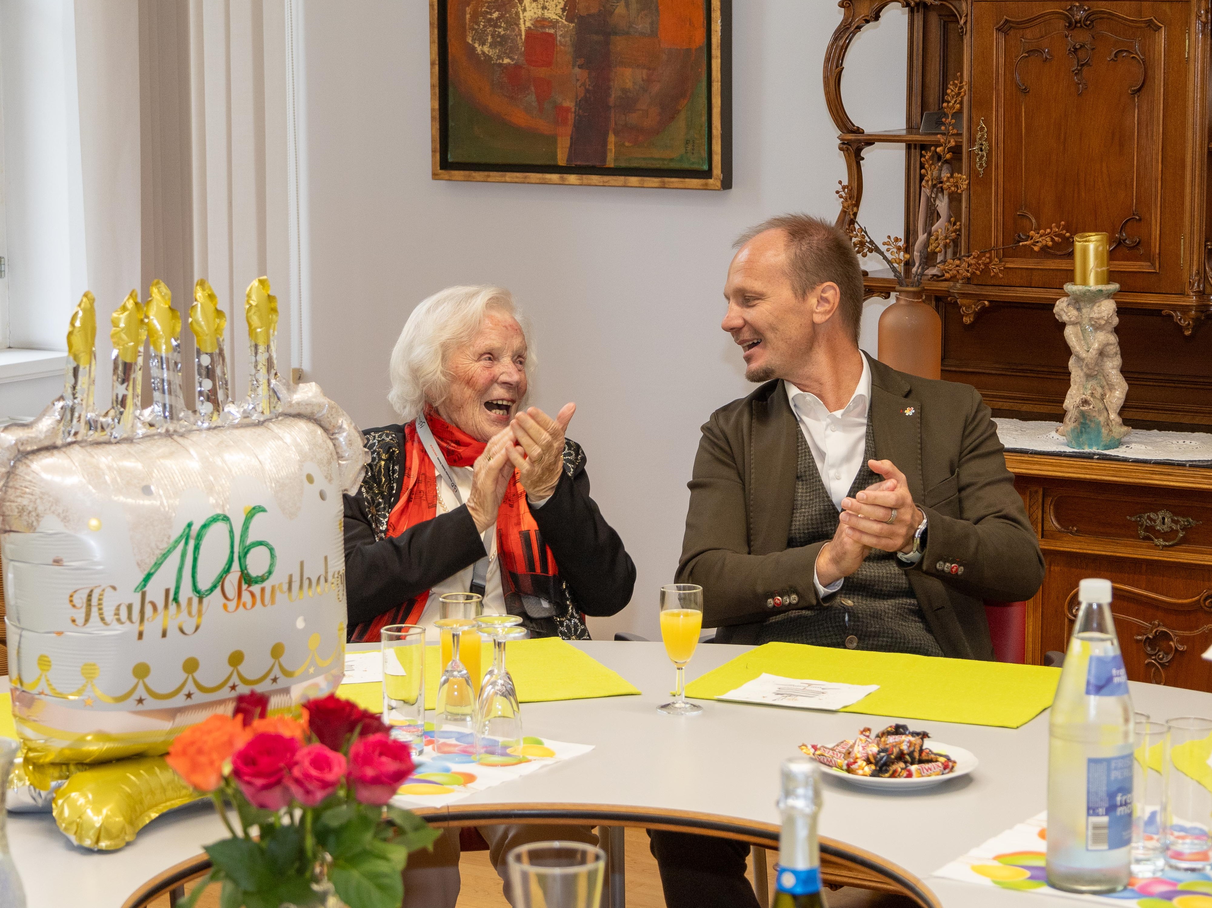 Jubilarin Josefine Psula mit Bürgermeister Johannes Anzengruber bei der Feier im Wohnheim Saggen.