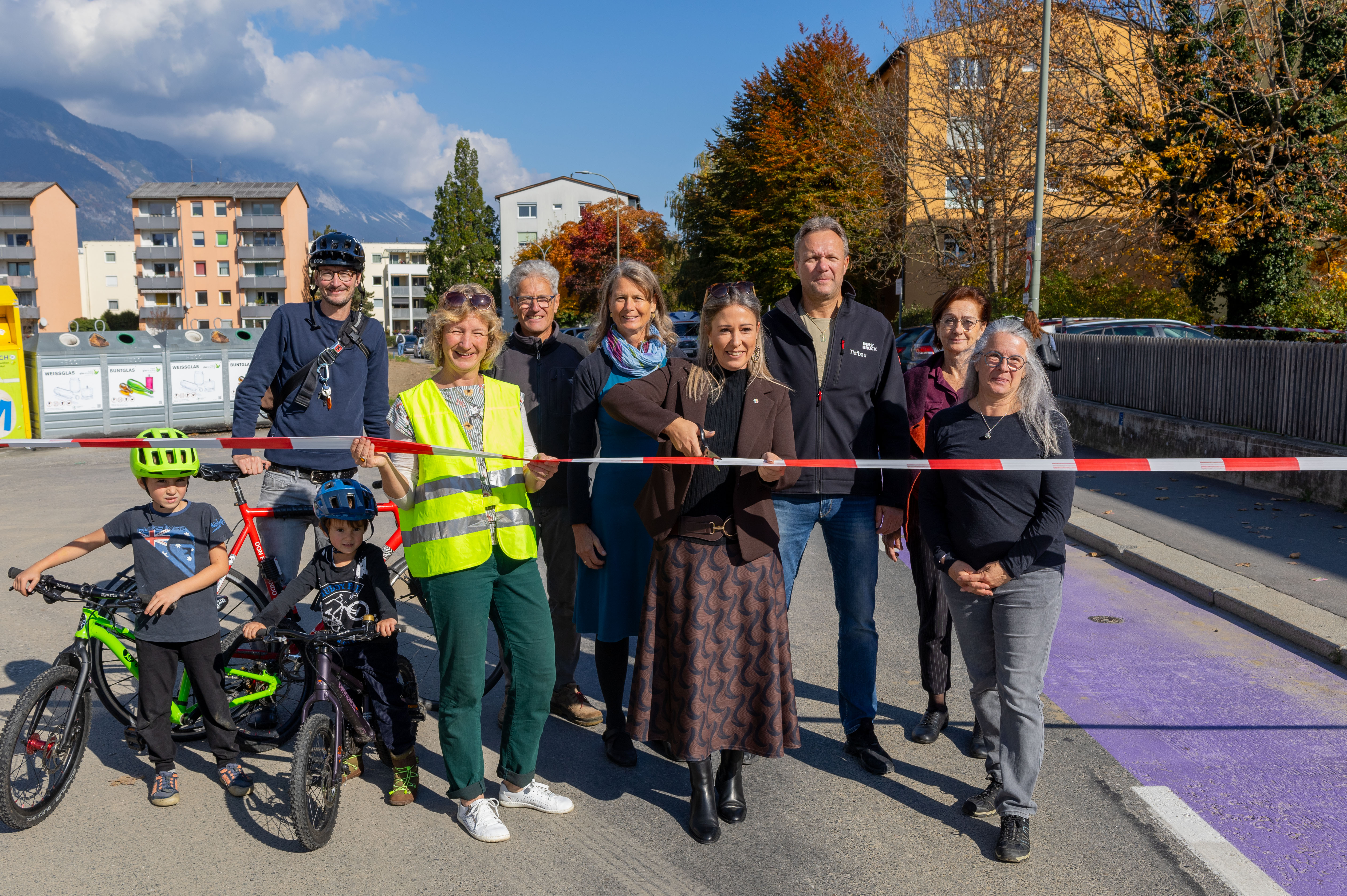 Stadträtin Mariella Lutz (5.v.r.) eröffnete die neugestaltete Gerhart-Hauptmann-Straße gemeinsam mit Referent Arnold Poller (3.v.r.) und den AnwohnerInnen (v.l.n.r.) Bastian Oechsle mit seinen Kindern Till und Nele, Elisabeth Jürschik, Andreas und Brigitte Schwab, Brigitte Miller und Ilse Kirchebner, die sich für die Umgestaltung eingesetzt hatten.