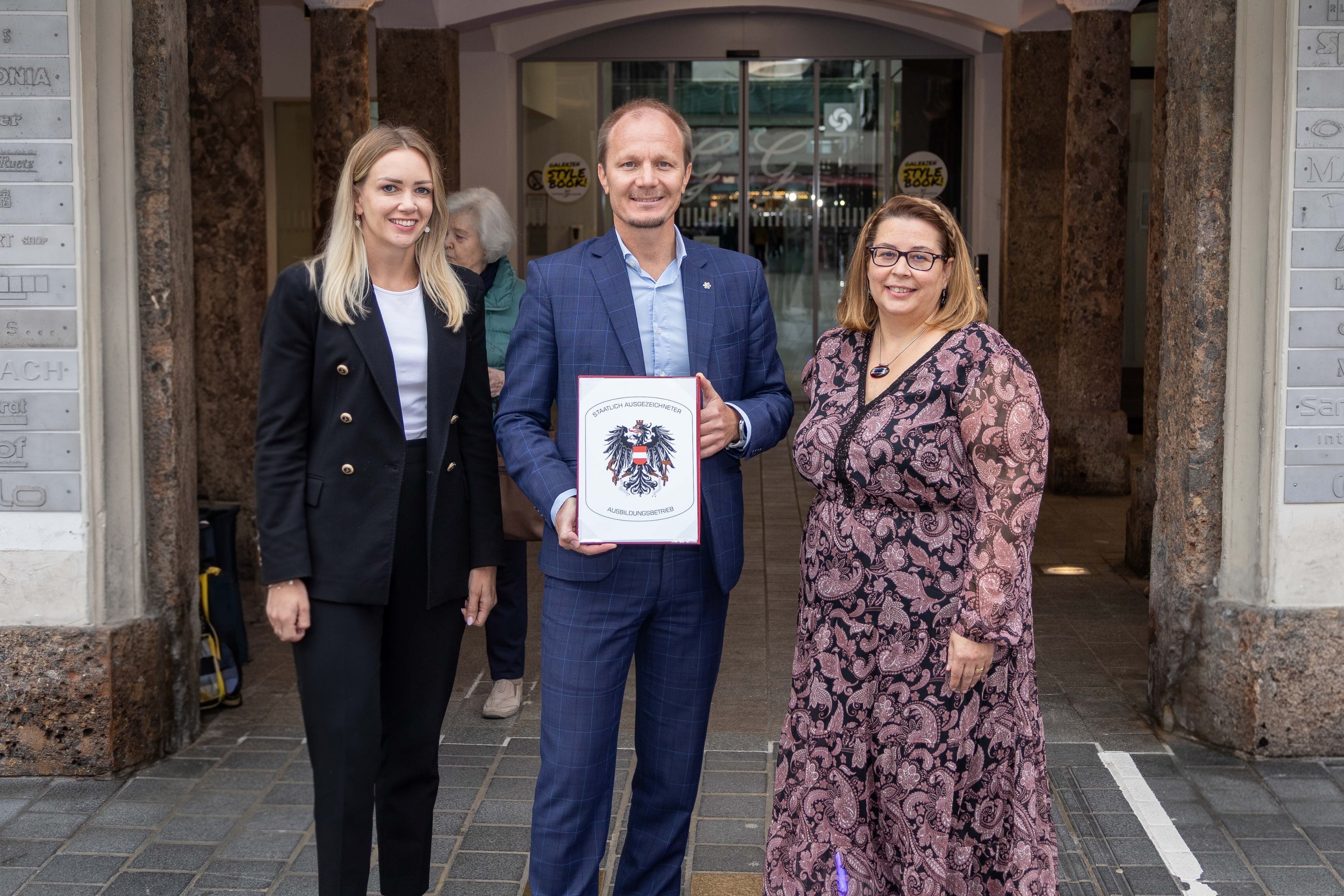 (v. l.) Personalamtsleiterin Milka Peraic-Rasic, Bürgermeister Johannes Anzengruber und Lehrlingsbeauftragte Sabine Floßmann freuen sich über die Auszeichnung.