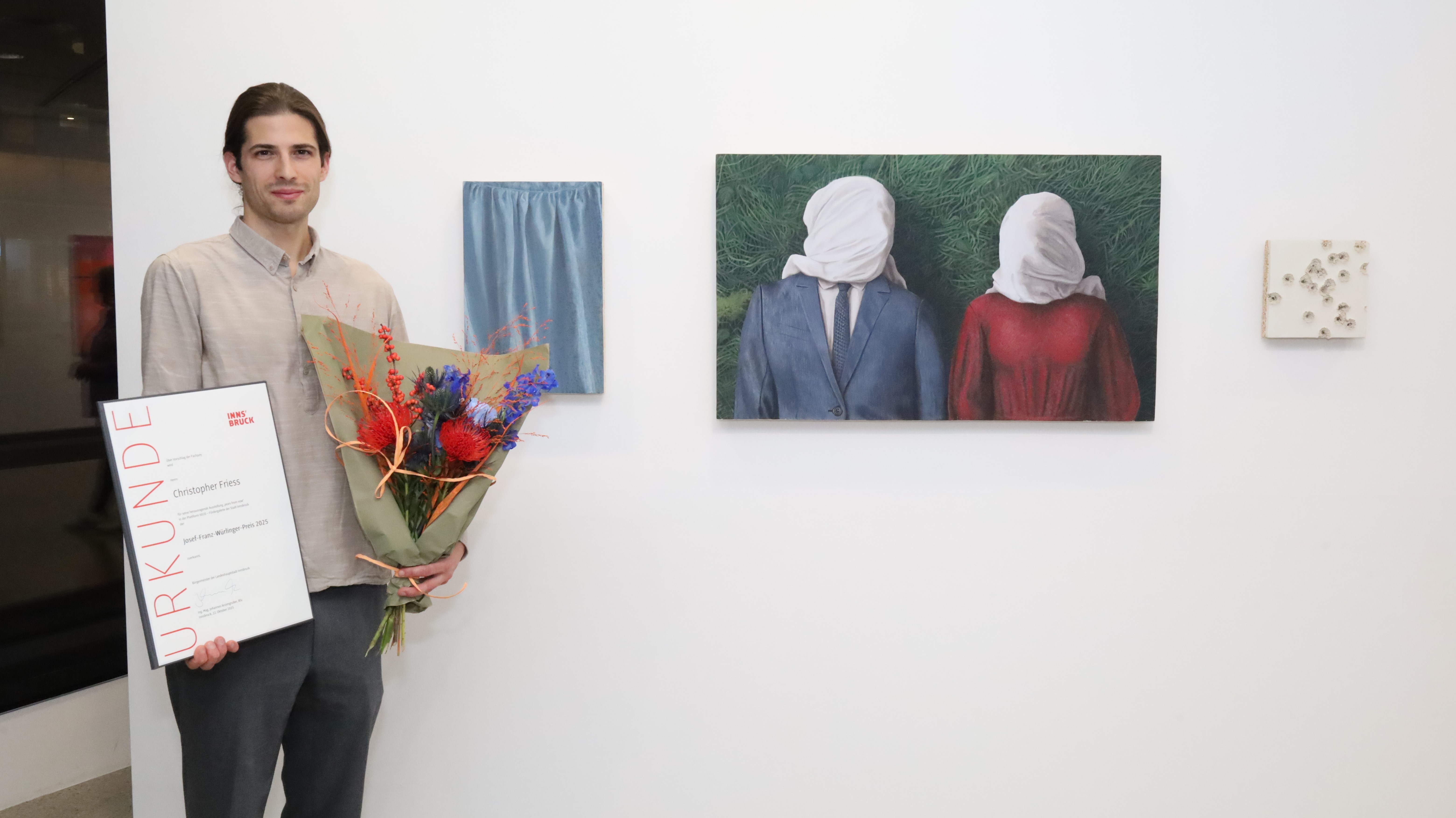 Christopher Friess mit seinen Werken, die als Teil der städtischen Kunstankäufe 2025 bis 10. Jänner 2026 in der Galerie Plattform 6020 (Amraser Straße 2, Erdgeschoß) zu sehen sind.