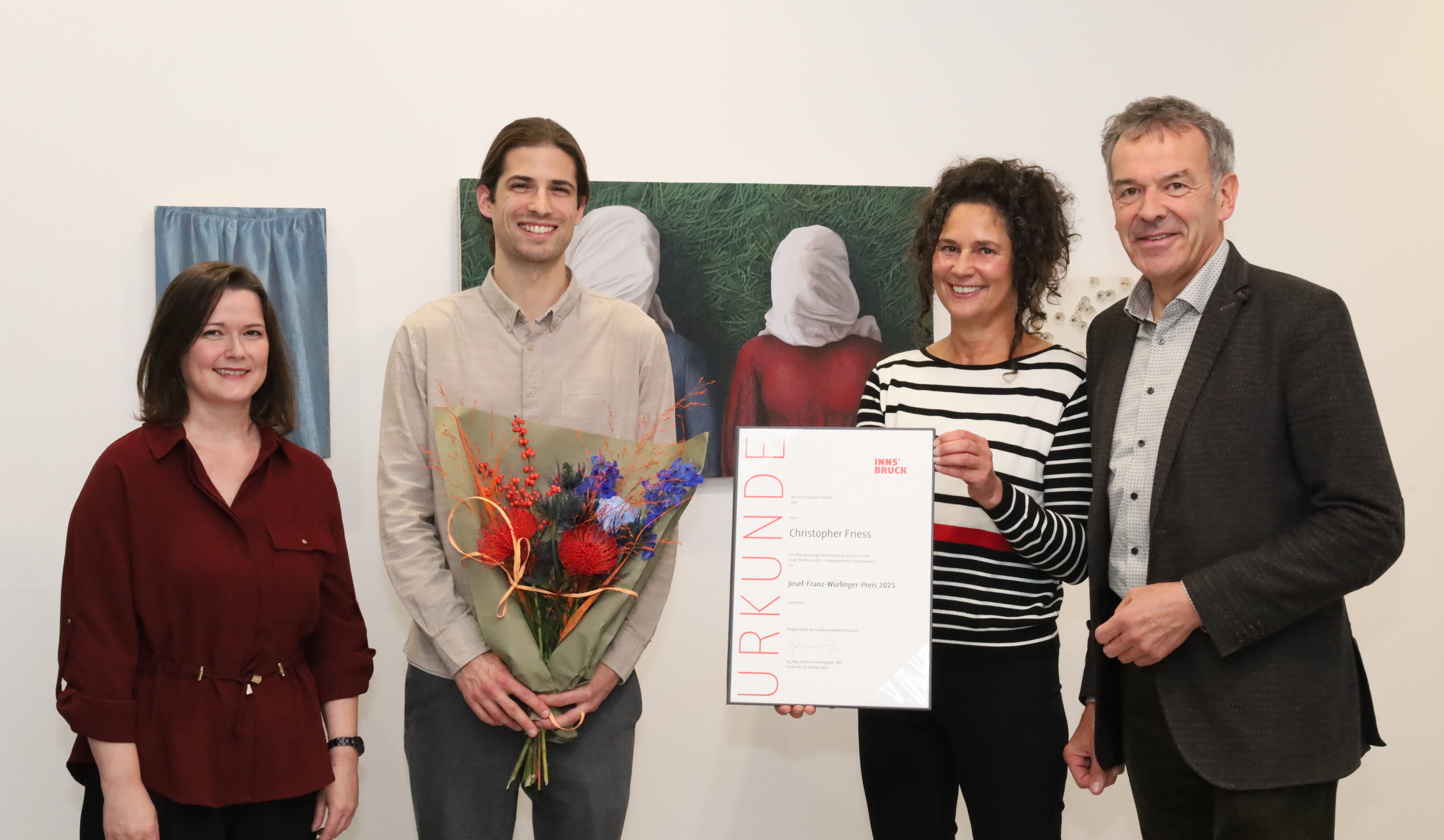 Der Würlinger-Preisträger 2025 Christopher Friess (2. v.l.) mit (v.l.) Galerieleiterin Natalie Pedevilla, Laudatorin Silvia Höller (Jury) und Vizebürgermeister Georg Willi.