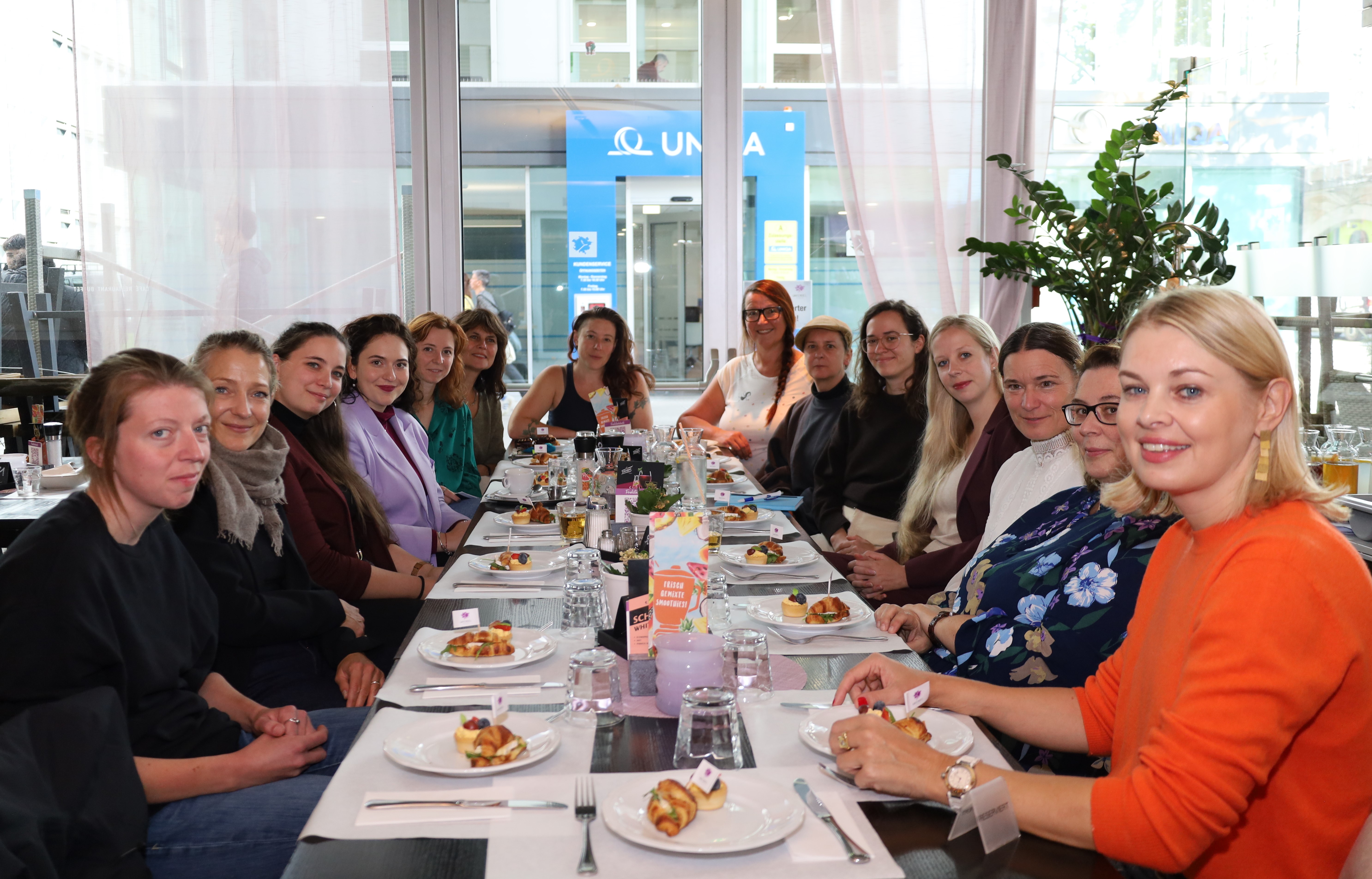 Beim ersten Vernetzungstreffen im Oktober: Vertreterinnen der Initiativen und Vereine mit Vizebürgermeisterin Elisabeth Mayr (1. v.r.), Isabella Mitter (Referentin Frauen, Gleichstellung und Queer, 4. v.r.), Eva Körber-Pichler (Frauen, Gleichstellung und Queer, 3. v.l.) und Sabine Floßmann (Gleichbehandlungsbeauftragte, Stadt Innsbruck, 2. v.r.).