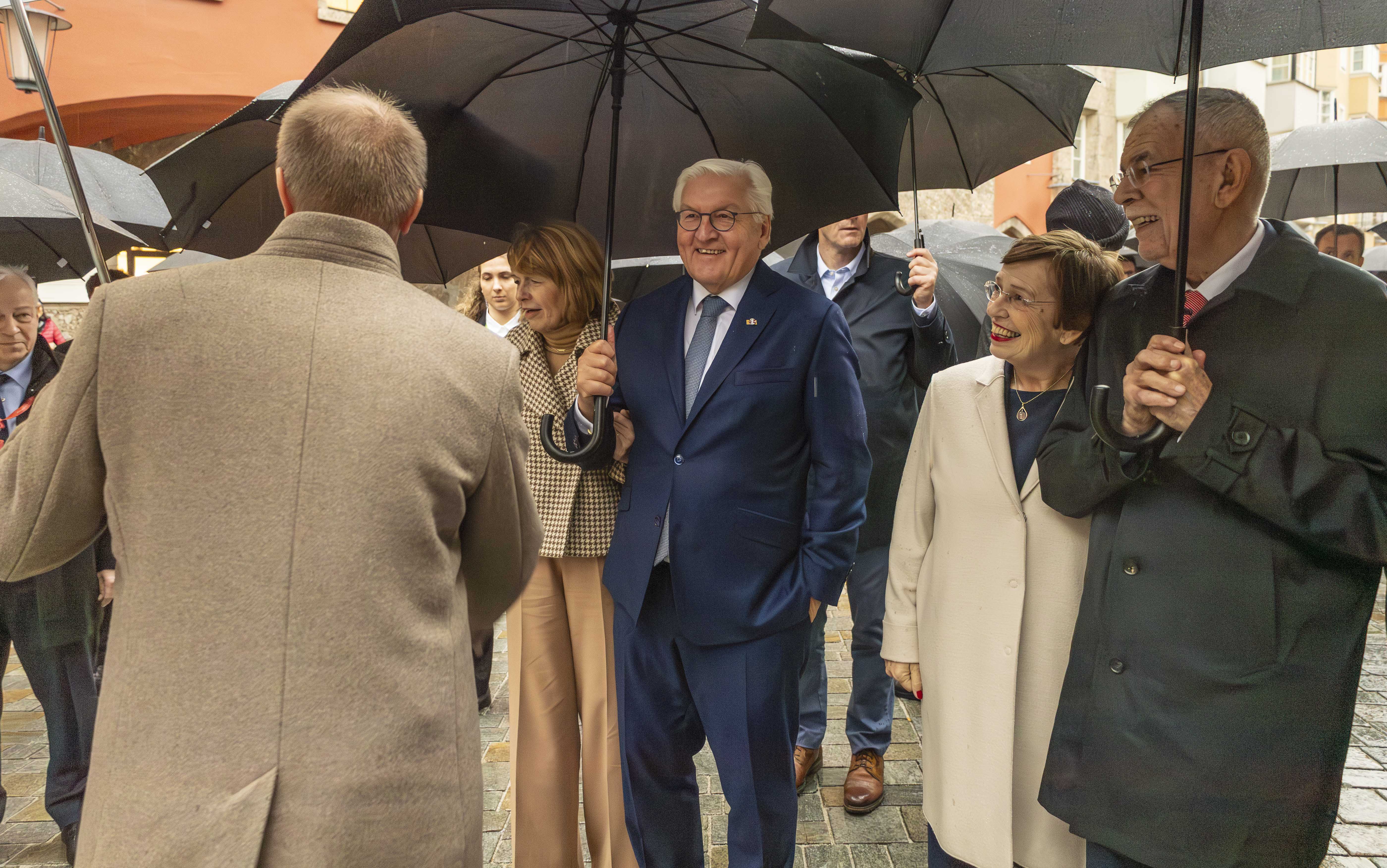 Im Rahmen des offiziellen deutschen Staatsbesuchs begrüßte Bürgermeister Johannes Anzengruber gemeinsam mit Landeshauptmann Anton Mattle die beiden Bundespräsidenten Frank-Walter Steinmeier und Alexander Van der Bellen sowie deren Gattinnen in Innsbruck. Im feierlichen Ambiente des Trausaals im Goldenen Dachl – jenem Ort, den Kaiser Maximilian I., ein glühender Europäer, errichten ließ – trugen sich die Staatsoberhäupter in das Goldene Buch der Stadt Innsbruck ein. Bürgermeister Anzengruber überreichte Geschenke der Stadt und betonte die Bedeutung Innsbrucks als Stadt im Herzen Europas, die seit jeher Begegnung, Austausch und Freundschaft über Grenzen hinweg fördert.