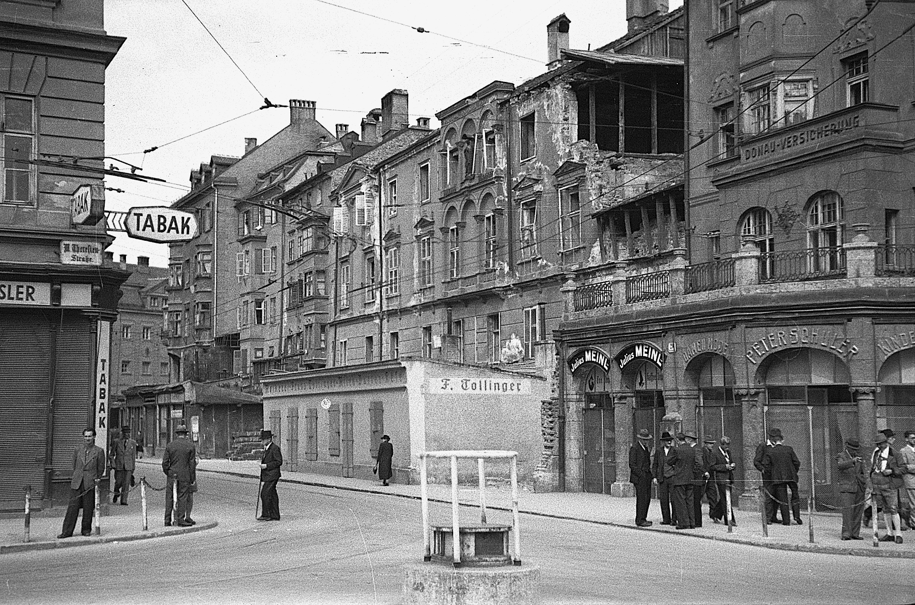 Das Geschäft der Fa. Tollinger, Marktgraben 27. Dieses Foto ist etwas später, nämlich im Jahr 1948, entstanden. Zu sehen sind Bombenschäden an den Gebäuden.
