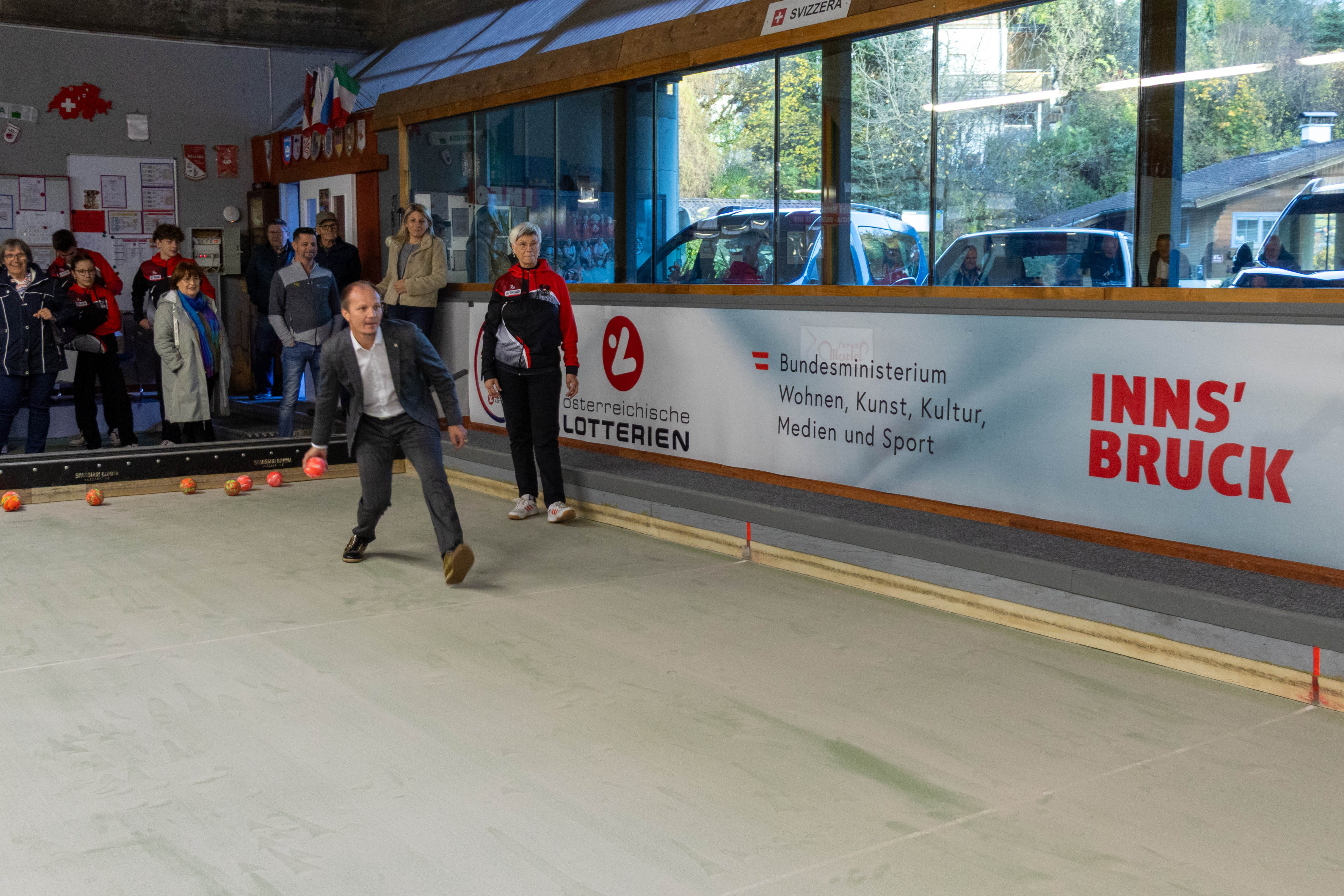 Innsbrucker Talente vertreten Österreich in Frankreich! Die Jugendabteilung des Boccia-Klubs ESK Tivoli nimmt an der Jugend-Weltmeisterschaft 2025 im französischen Plaintel teil. Bürgermeister Ing. Mag. Johannes Anzengruber, BSc verabschiedete die drei jungen AthletInnen und ihre Betreuerin persönlich auf dem Trainingsgelände des Vereins und überreichte Geschenke der Stadt Innsbruck. Beim Abschlusstraining probierte sich der Bürgermeister sogar selbst im Präzisionsschuss, bevor die Delegation gemeinsam mit ihrem Fanclub die rund 1.350 Kilometer lange Reise nach Frankreich antrat.