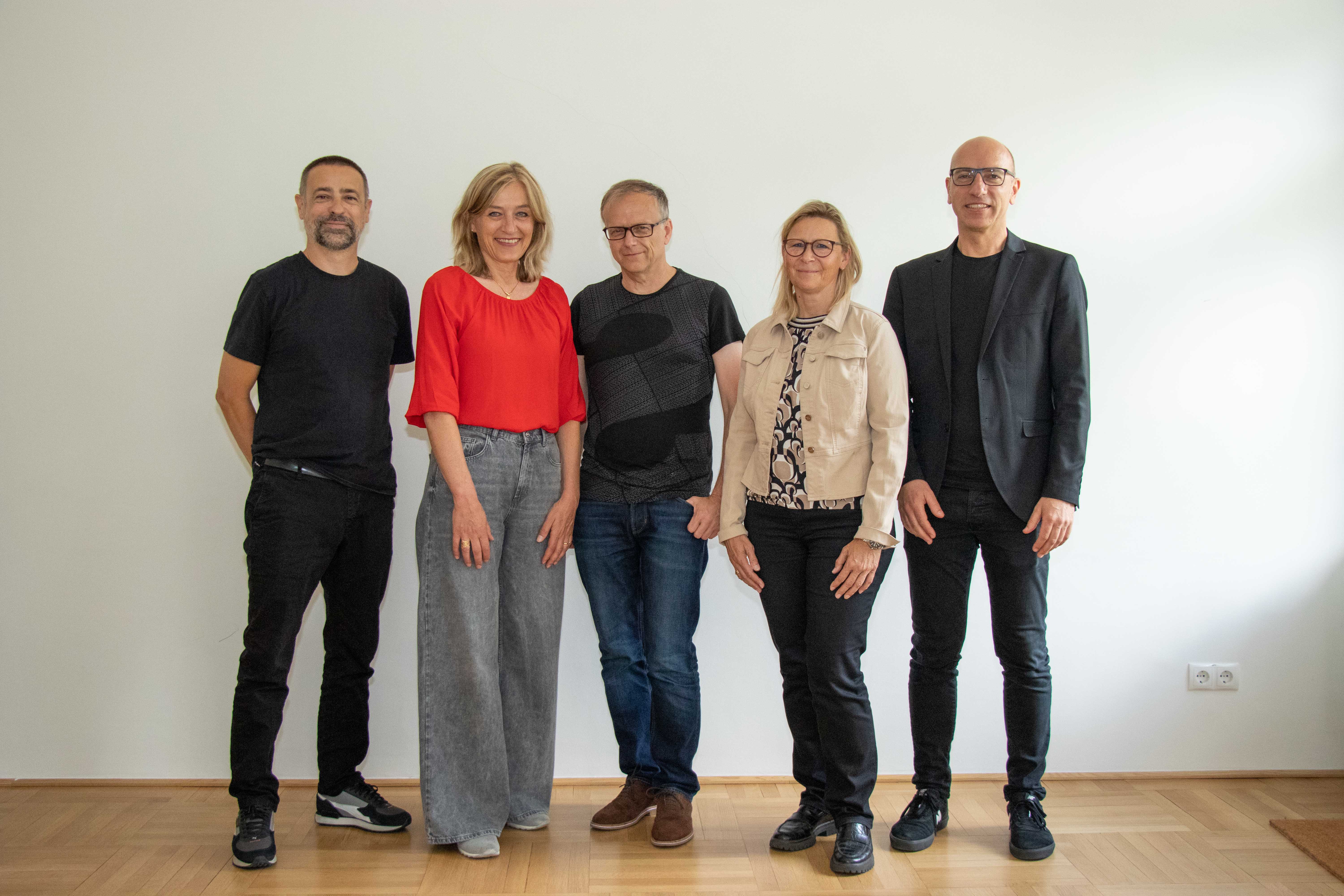 Die Veranstaltung wird moderiert von der Historikerin Ingrid Böhler, die auch Mitglied des Innsbrucker Beirats für Erinnerungskultur ist (im Bild 2.v.l., mit den weiteren Mitgliedern des Beirats für Erinnerungskultur v.l.n.r. Stefan Amann, Niko Hofinger, Gabriele Neumann und Wolfgang Andexlinger).