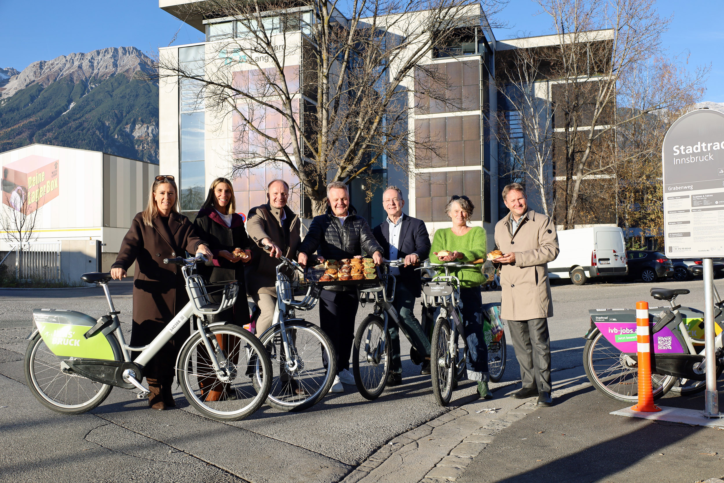 Auch die Firma Leonhard Lang investiert in eine Stadtradstation. V.l.: Stadträtin Mariella Lutz, Stadträtin Janine Bex, Bürgermeister Johannes Anzengruber, Klaus Draxl (COO Fa. Lang), Burrhus Lang (CEO Fa. Lang), Gudrun Pechtl (Quartiersmanagement Rossau) und Ekkehard Allinger-Csollich (GF IVB) freuten sich über die Zimtschnecken, welche die Firma Tomaselli zur Eröffnung der neuen Stadtradstationen spendierte.
