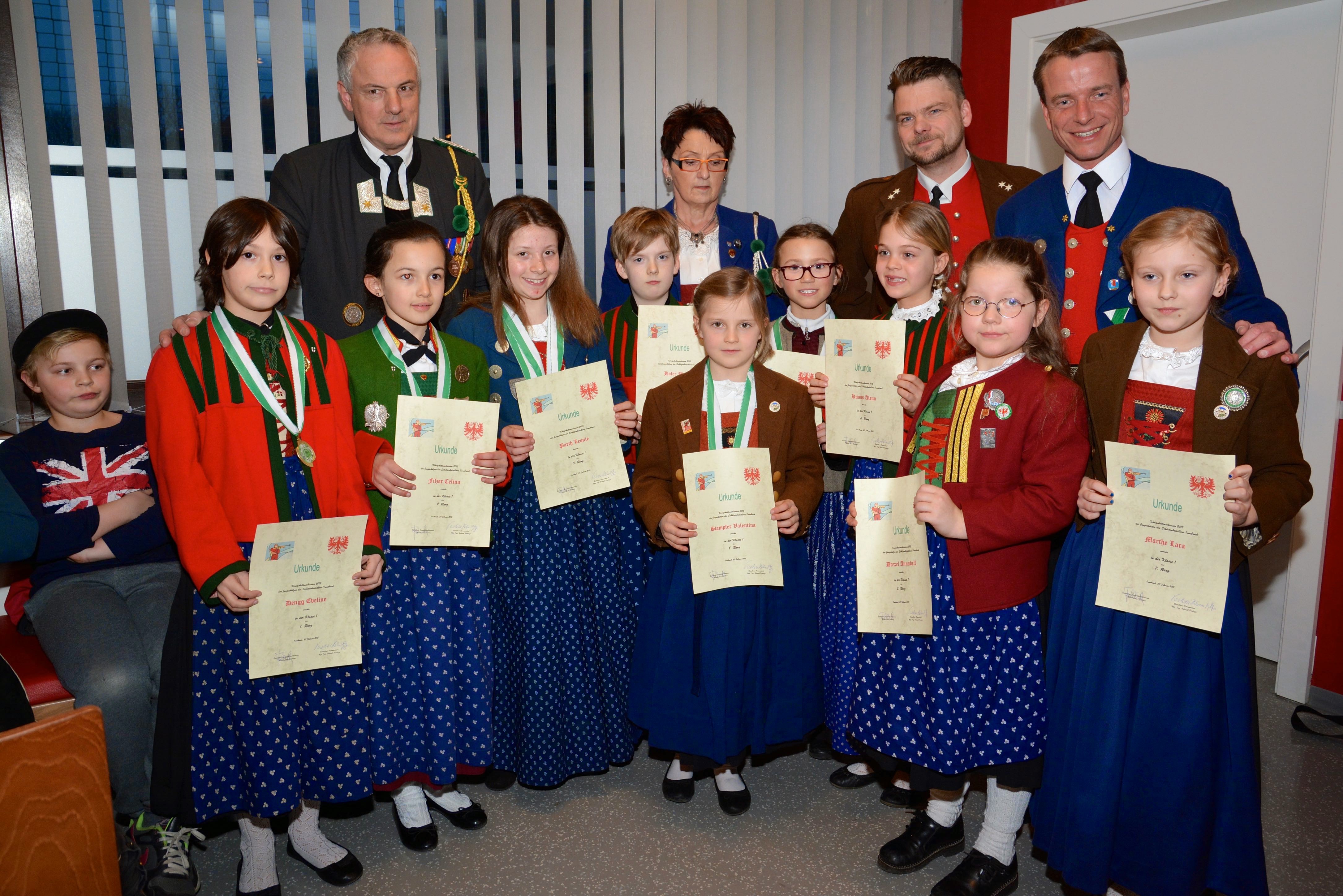 42 Kinder nahmen am Skirennen, und 58 am BAON-Königskettenschießen 2015 teil. Die Siegerehrungen dazu fanden im Schützenheim der Schützenkompanie Allerheiligen statt. Vizebürgermeister Christoph Kaufmann gratulierte herzlich.