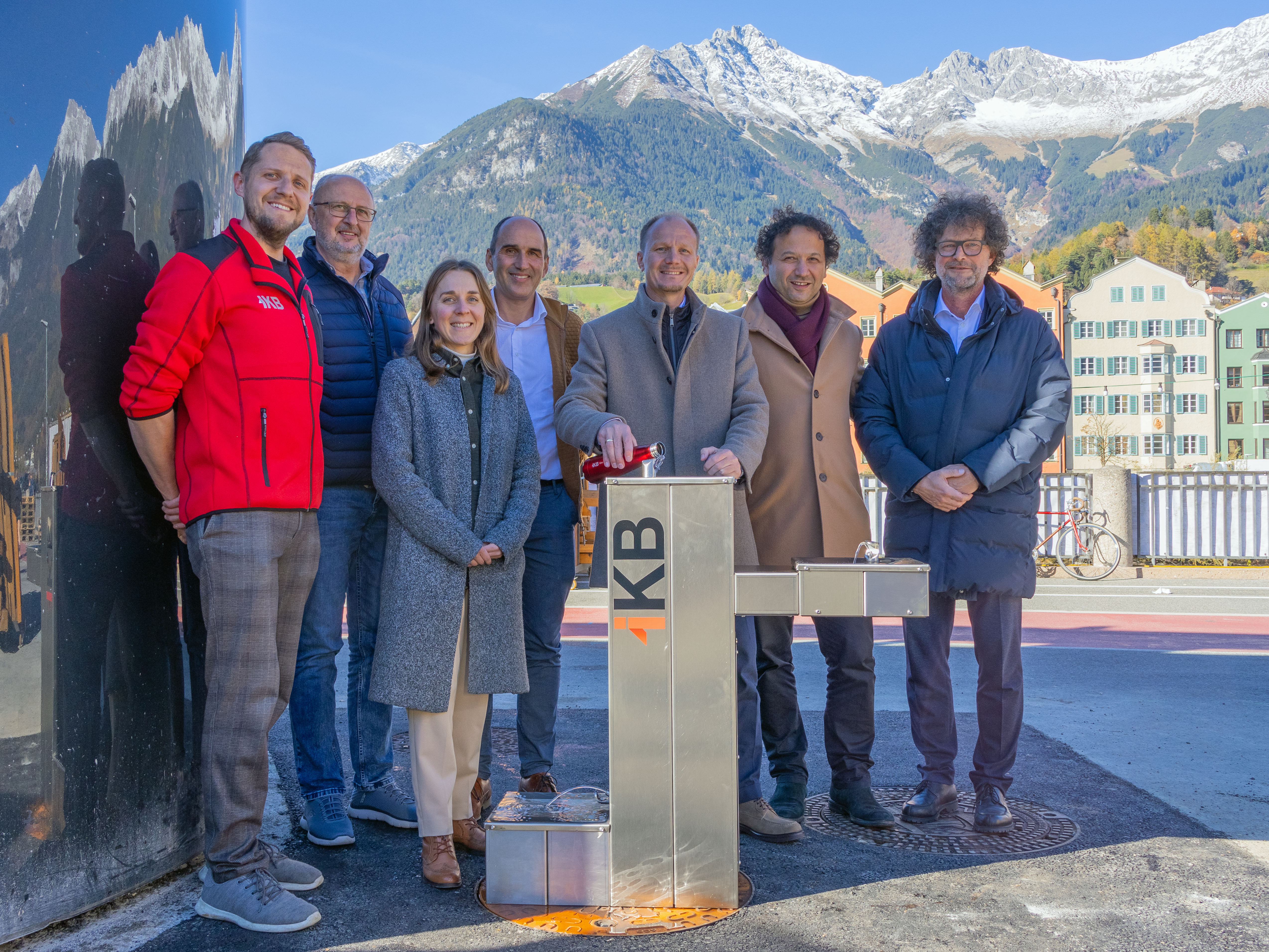 Die Stadt Innsbruck und die Innsbrucker Kommunalbetriebe AG (IKB) haben einen Trinkwasserbrunnen am Marktplatz errichtet. Damit steht direkt im Herzen der Stadt quellfrisches Wasser aus der Nordkette zur Verfügung – kostenlos, barrierefrei, für alle. Bürgermeister Johannes Anzengruber, Gemeinderat Mesut Onay, der den Antrag zum neuen Brunnen eingebracht hatte, und IKB-Geschäftsführer Thomas Pühringer eröffneten den neuen Brunnen gemeinsam mit Mitarbeitenden der IKB am Marktplatz.