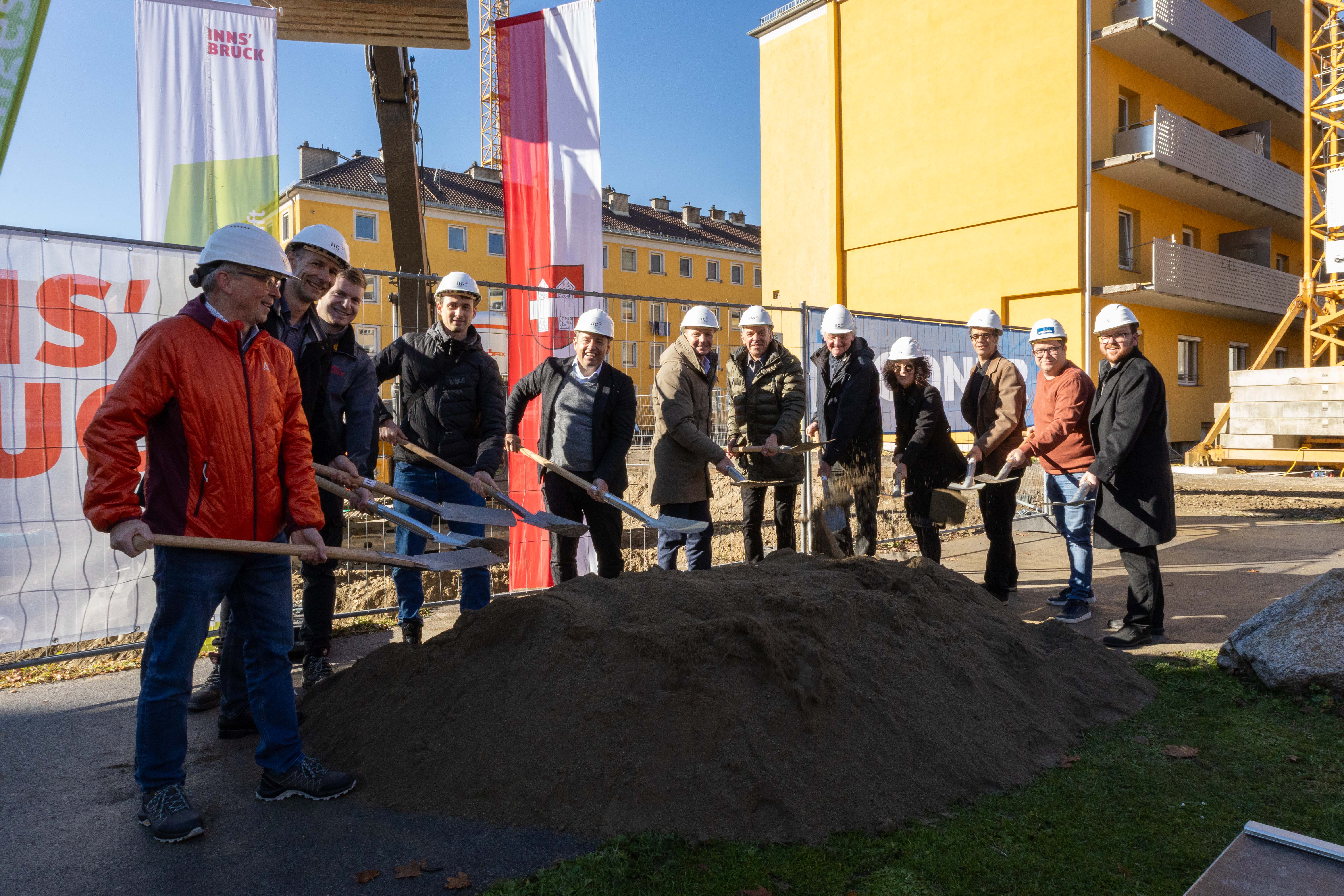 (v.l.n.r.) Hausverwalter Karl Weizenauer, Prokurist Georg Preyer, Projektleiter Manuel Egartner, Projektleiter Fabian Wiesner, Geschäftsführer Franz Danler (IIG), Bürgermeister Johannes Anzengruber, Vizebürgermeister Georg Willi, Architekt Wolfgang Kritzinger, Architekt Eva Brenner, Architekt Robert Mehrle (brenner+kritzinger Architekten), Bauleiter Christian Rauth (Bodner) und Gemeinderat Benjamin Plach beim feierlichen Spatenstich zur dritten Baustufe am Eichhof.