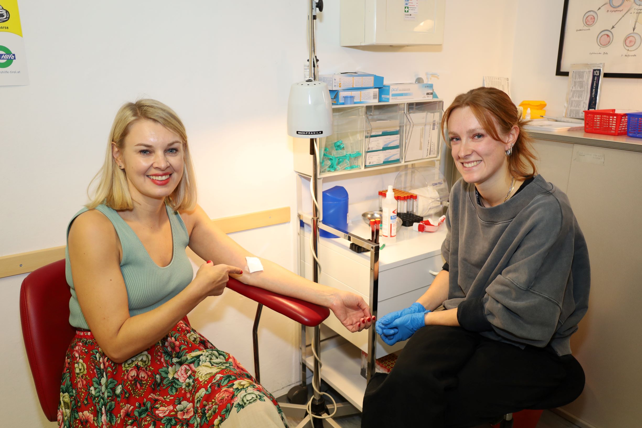 Vizebürgermeisterin Elisabeth Mayr (l.) ließ sich von Corinna Mayr (ZSG Tirol, r.) Blut für einen Test abnehmen. Beim Offenen Nachmittag im ZSG Tirol am 26. November 2025 kann man sich auf eine Vielzahl von Infektionen testen lassen.