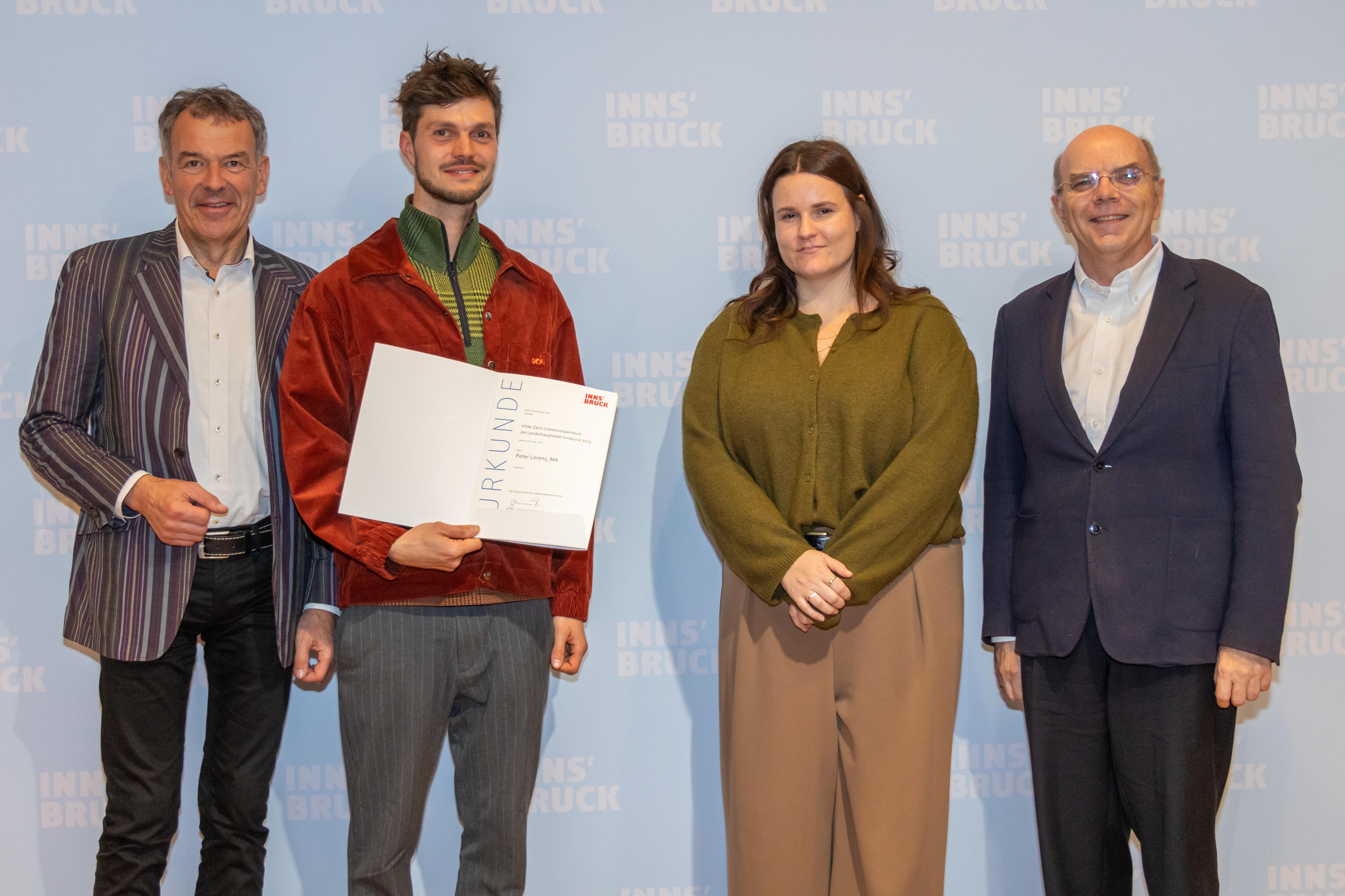 (v.l.n.r.) Vizebürgermeister Georg Willi und der Preisträger des Hauptstipendiums, Peter Lorenz, gemeinsam mit den Jury-Mitgliedern Barbara Unterthurner und Alexander Kluy, der im Zuge der Verleihung auch die Laudationes auf die beiden Preisträger Peter Lorenz und Tamás Török hielt.