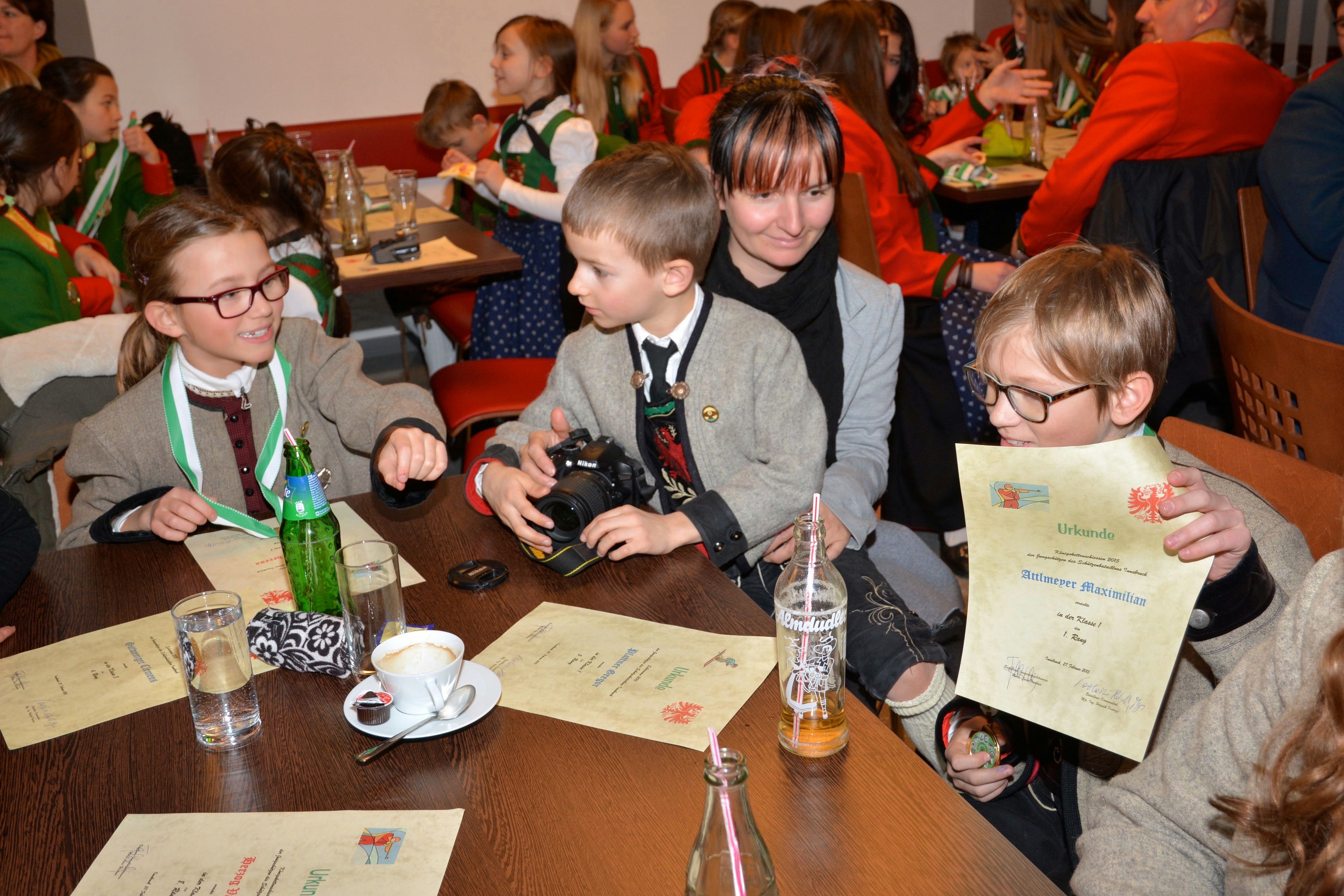 42 Kinder nahmen am Skirennen, und 58 am BAON-Königskettenschießen 2015 teil. Die Siegerehrungen dazu fanden im Schützenheim der Schützenkompanie Allerheiligen statt. Vizebürgermeister Christoph Kaufmann gratulierte herzlich.