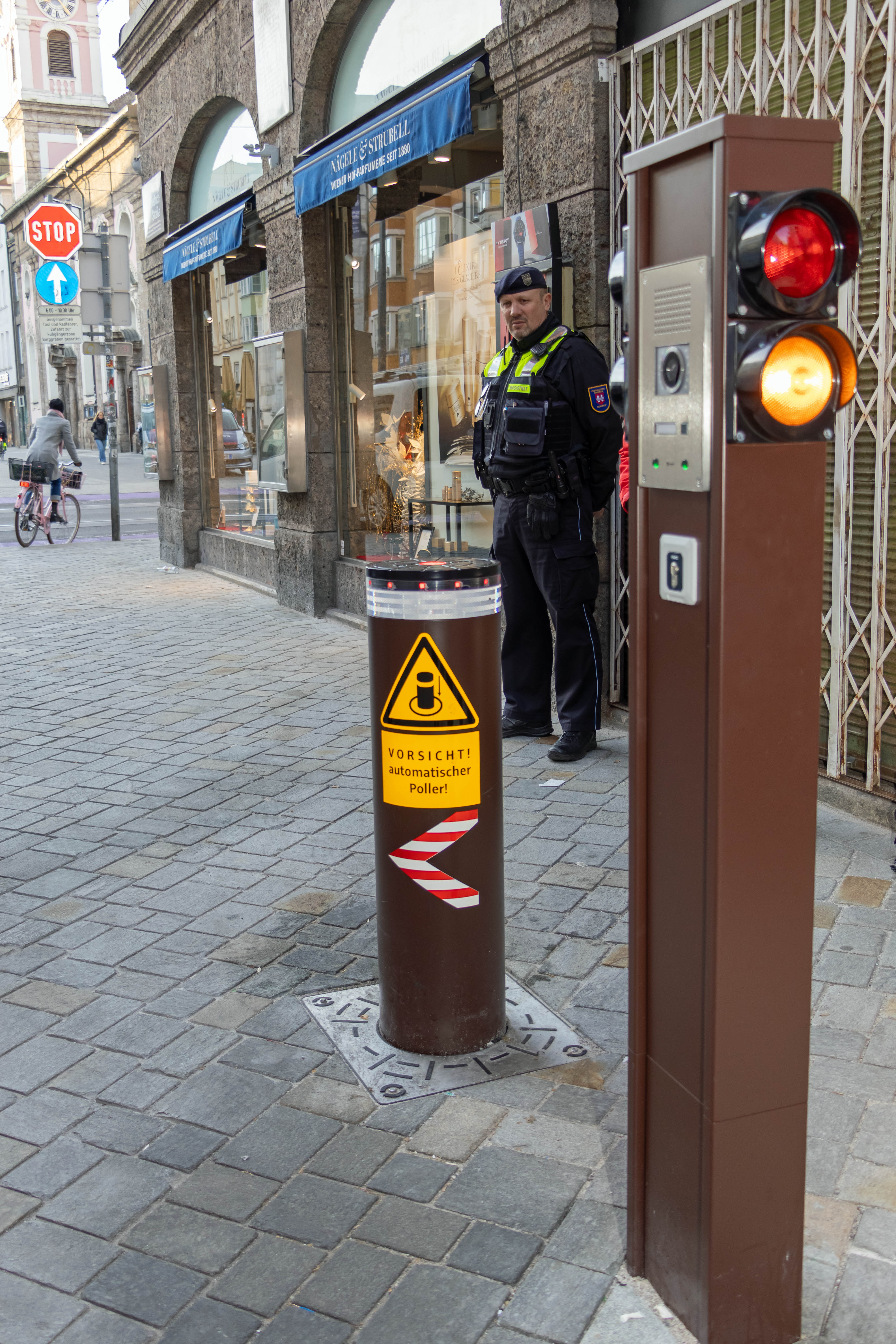 Die Ampelanlage bei den Sicherheitspollern am Eingang zur Altstadt von der Maria-Theresien-Straße aus.