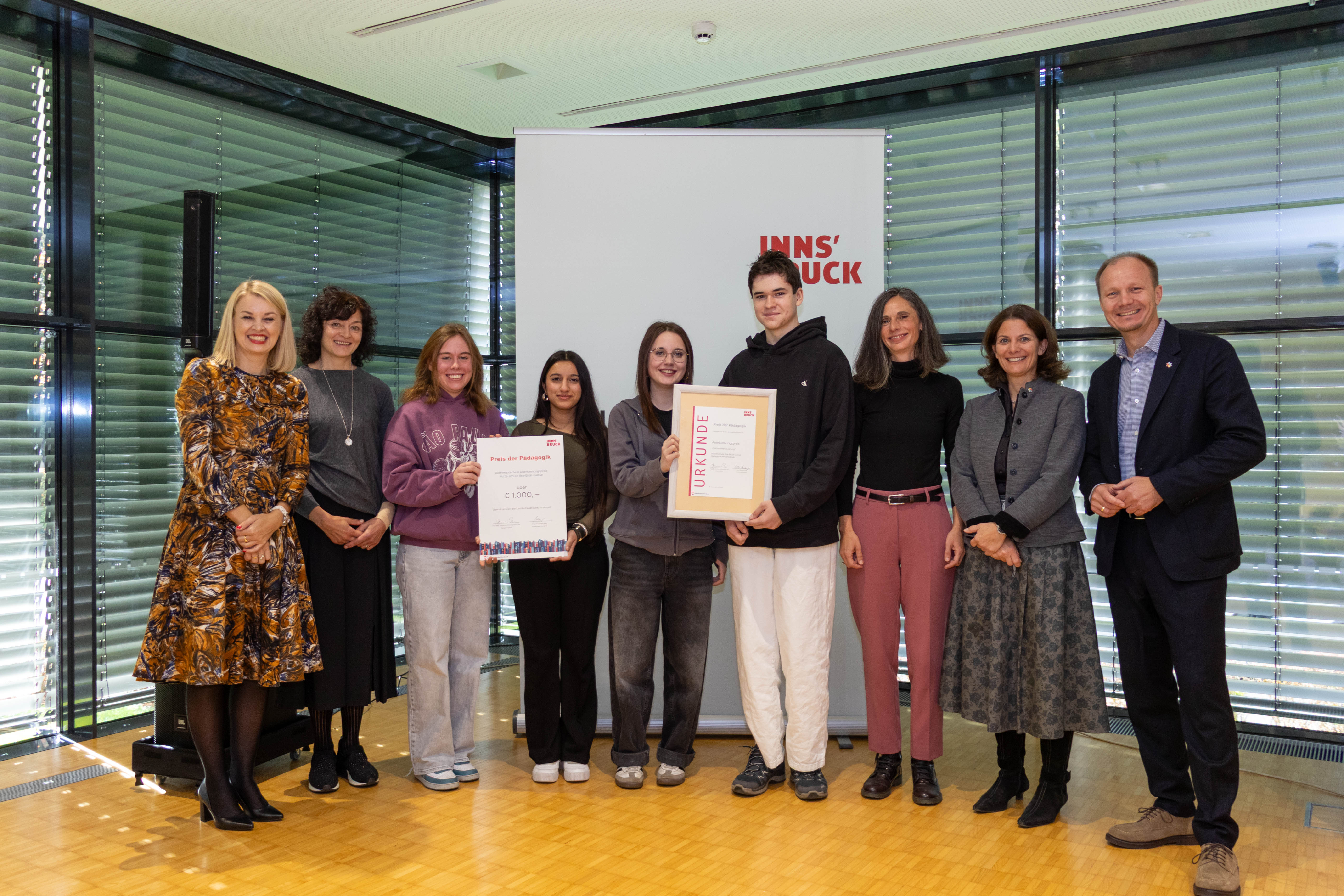 Die Mittelschule Ilse-Brüll-Gasse renovierte gemeinsam mit dem Künstler Alois Schild das Mahnmal für Wolfgang Tschernutter.