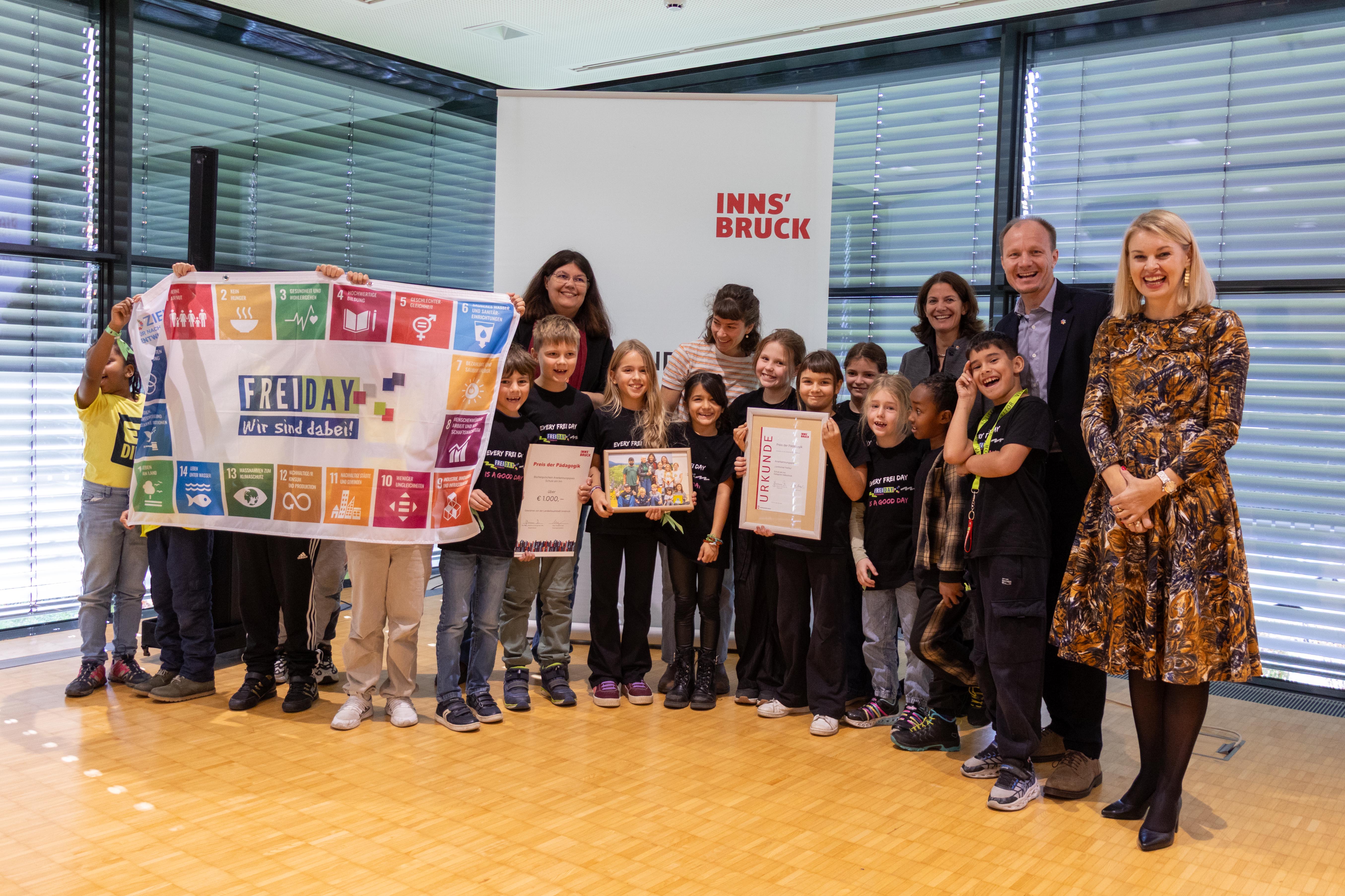 Das Projekt „FreiDay“ von der Schule am Inn wurde ausgezeichnet. Karoline Obitzhofer (3. v.r.), Bürgermeister Johannes Anzengruber und Vizebürgermeisterin Elisabeth Mayr überreichten der Volksschule ihren Preis.