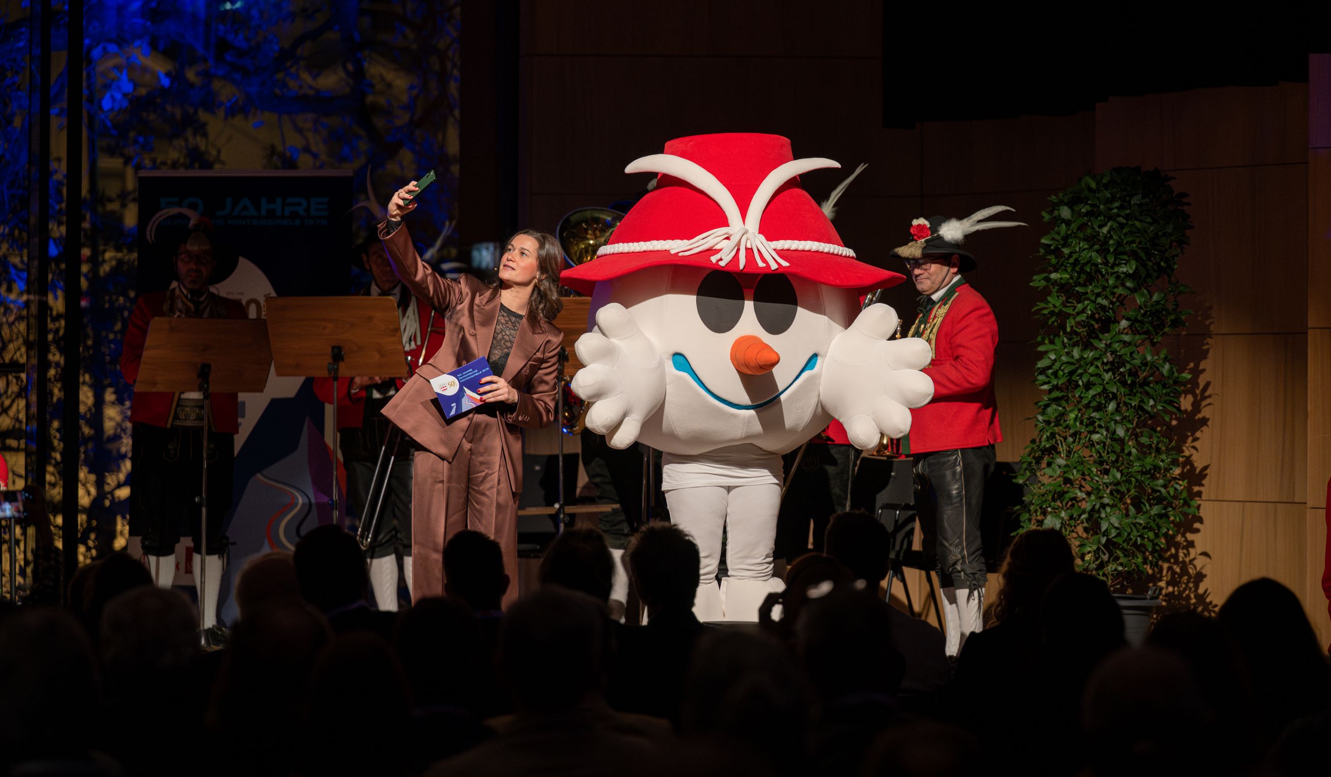 Ein Selfie mit Snowy, dem Schneemandl, das Maskottchen von 1976: Der 3. Innsbrucker Sportdialog 2025 bot einen Abend voller Emotionen, Erinnerungen und neuer Perspektiven.