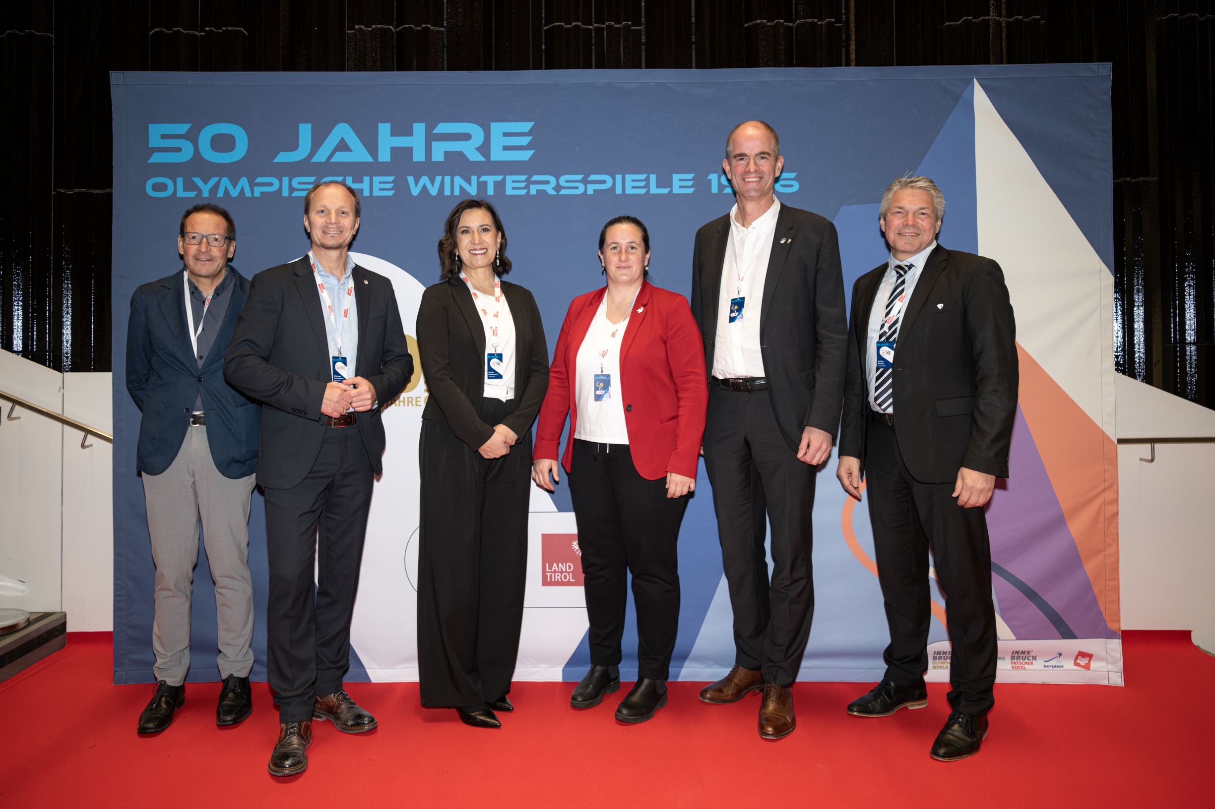 Nahmen am 3. Innsbrucker Sportdialog teil: Innsbrucks Bürgermeister Johannes Anzengruber (2.v.l.) mit (v.l.) Vizebürgermeister Reto Matossi (St. Moritz), Vizebürgermeisterin Mirela Džehverović (Sarajevo), IOC-Vertreterin Aurélie Lemouzy, Bürgermeister Hans Olav Sundfør (Lillehamer) und Bürgermeister Stefan Breitner aus Innsbrucks Partner- und Olympiastützpunktstadt Freiburg.