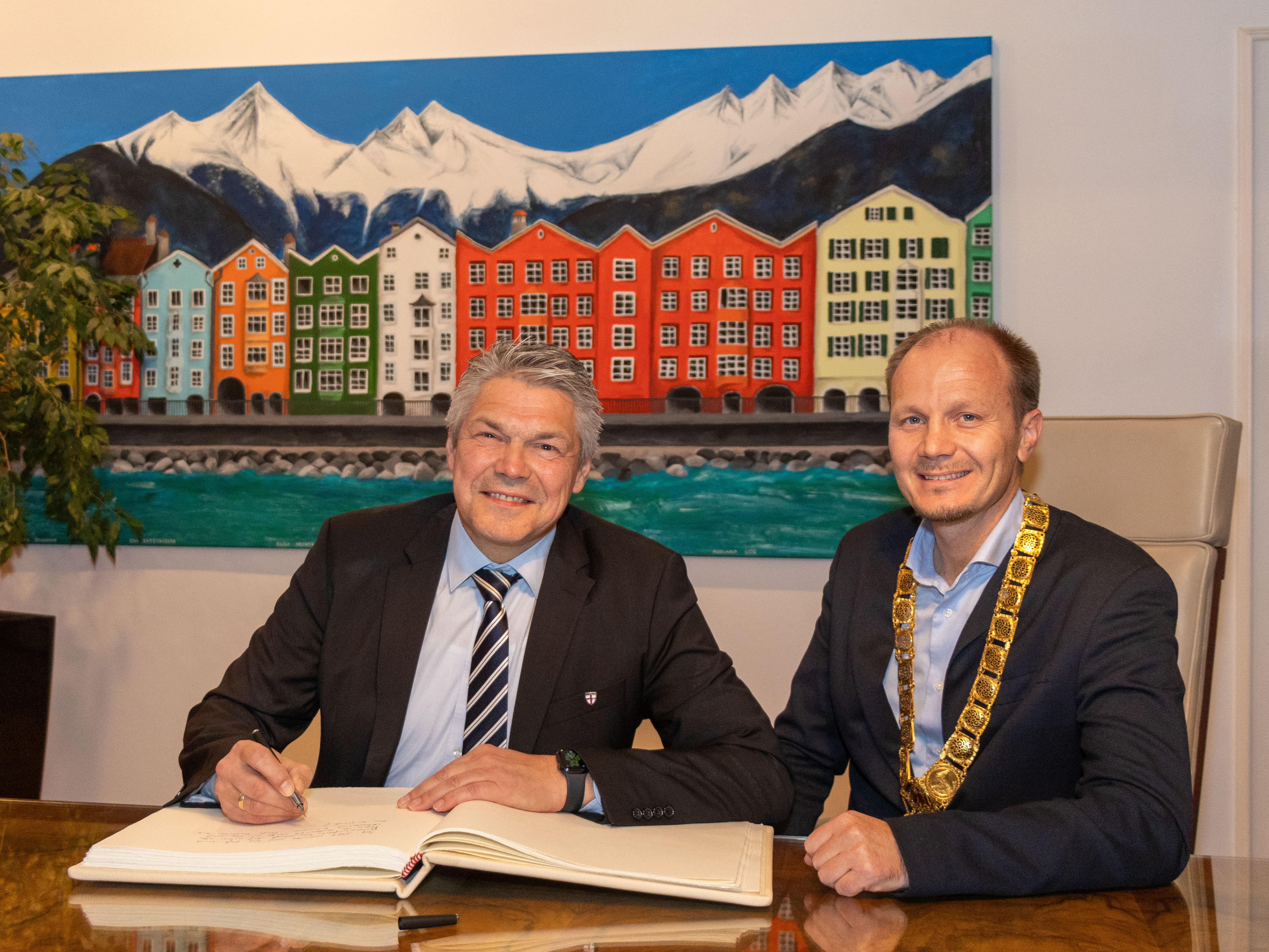 Innsbrucks Partnerstadt Freiburg ist ein offizieller Olympiastützpunkt der deutschen Athleten. (Im Bild: Freiburgs Bürgermeister Stefan Breitner und Innsbrucks Bürgermeister bei der Eintragung im Goldenen Buch)