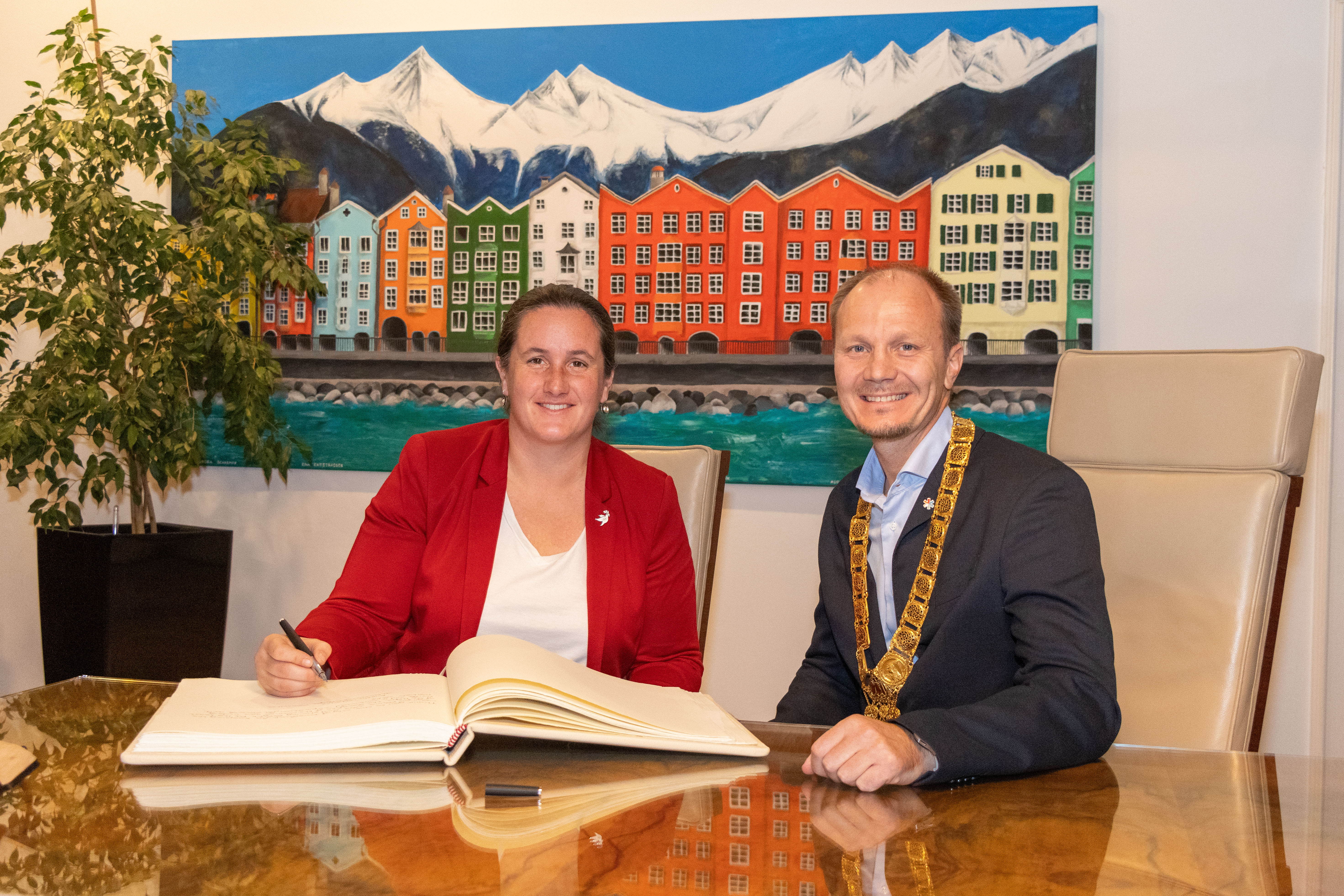 Aurélie Lemouzy war von Seiten des IOC vertreten. (im Bild mit Bürgermeister Johannes Anzengruber bei der Eintragung im Goldenen Buch der Stadt Innsbruck)