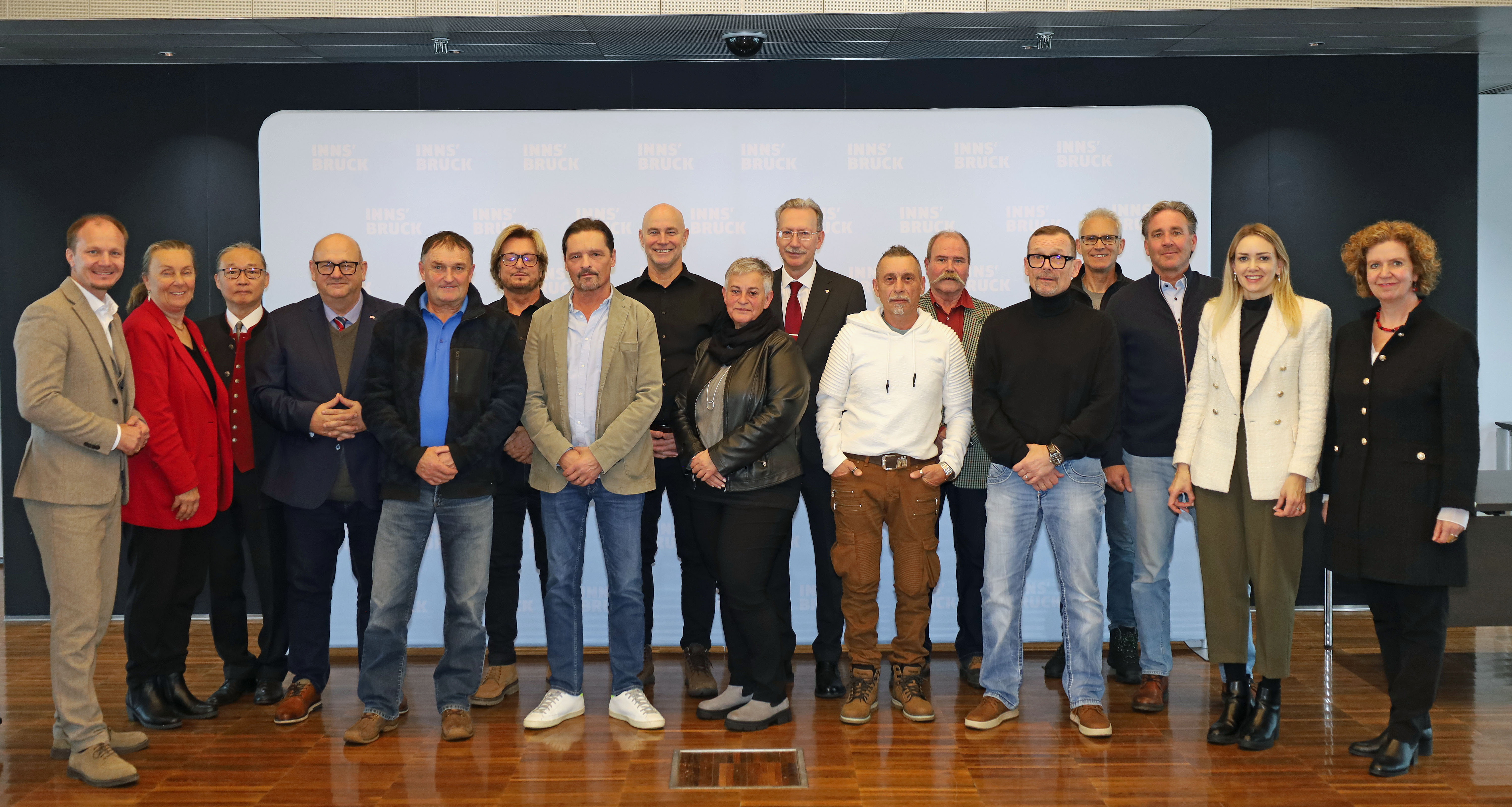 "Das Erreichte zählt": Dieses Motto gab Magistratsdirektorin Gabriele Herlitschka zahlreichen Jubilarinnen und Jubilaren am 25. November mit auf den Weg. Im Plenarsaal wurden 23 offizielle Verabschiedungen in den Ruhestand, 10x 40 Jahre und 29x 25 Jahre Dienstjubiläum gefeiert. Bürgermeister Johannes Anzengruber bedankte sich bei den MitarbeiterInnen für die geleistete Arbeit, die Mitgestaltung und die Verbundenheit mit der Stadt Innsbruck.