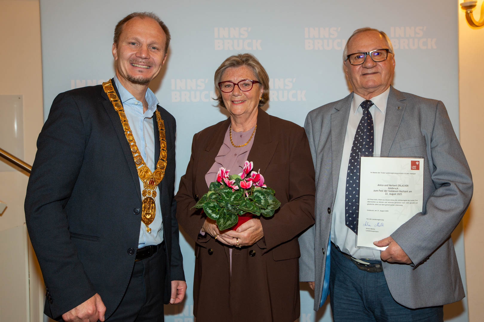 37 Paare feierten am 26. November im Ursulinensaal 50, 60, 65 oder gar 70 gemeinsame Jahre. Bürgermeister Johannes Anzengruber gratulierte 19 Goldenen, 14 Diamantenen und drei Eisernen Jubelpaaren sowie einem Paar, das sogar bereits die Gnadenhochzeit beging. In seiner Rede erinnerte der Bürgermeister unter anderem an das Jahr 1955, in dem der österreichische Staatsvertrag unterzeichnet wurde und die erste ORF-Fernsehsendung lief sowie an die frühen 60er Jahre als eine Zeit des Aufschwungs.