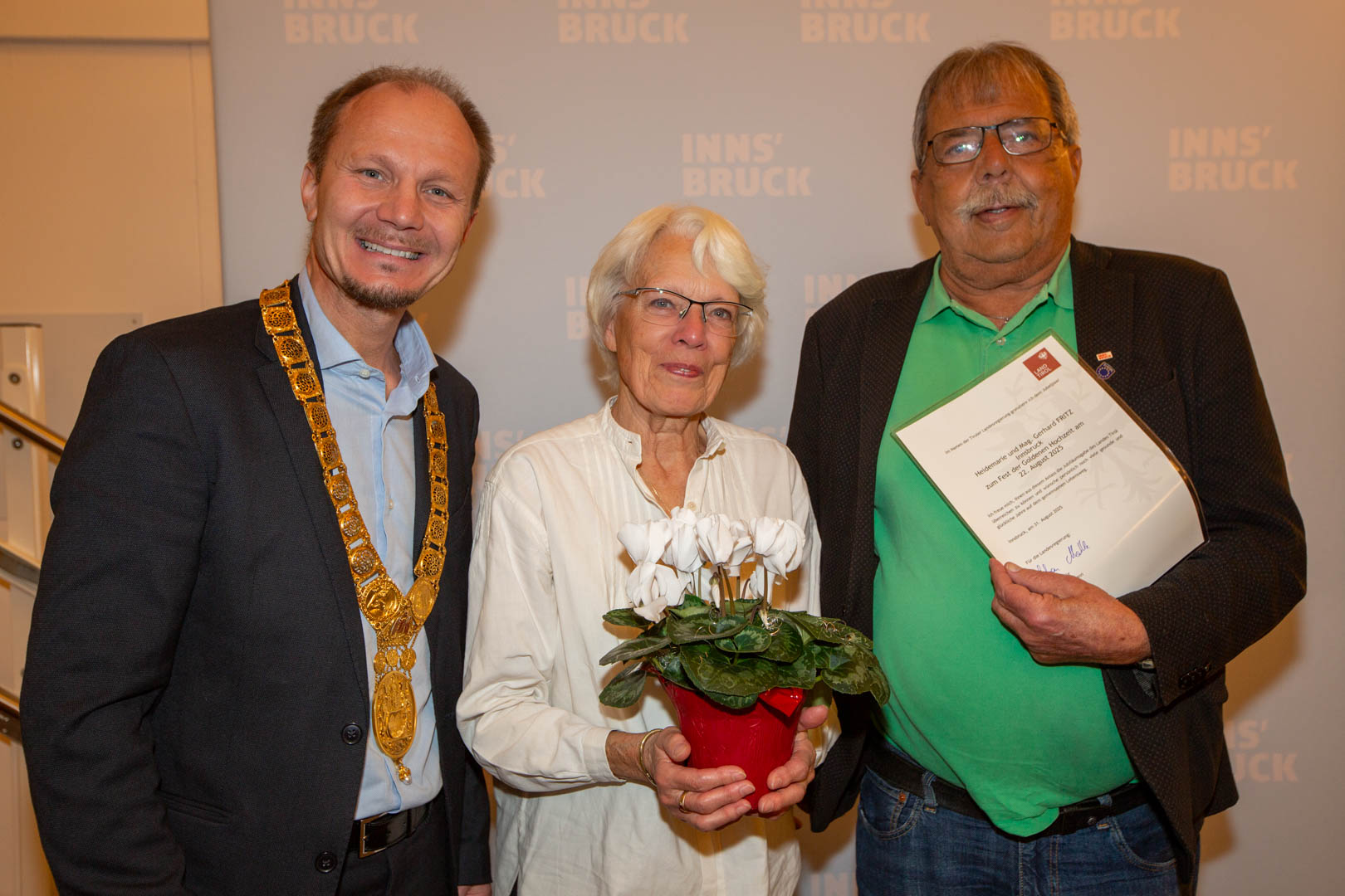 37 Paare feierten am 26. November im Ursulinensaal 50, 60, 65 oder gar 70 gemeinsame Jahre. Bürgermeister Johannes Anzengruber gratulierte 19 Goldenen, 14 Diamantenen und drei Eisernen Jubelpaaren sowie einem Paar, das sogar bereits die Gnadenhochzeit beging. In seiner Rede erinnerte der Bürgermeister unter anderem an das Jahr 1955, in dem der österreichische Staatsvertrag unterzeichnet wurde und die erste ORF-Fernsehsendung lief sowie an die frühen 60er Jahre als eine Zeit des Aufschwungs.