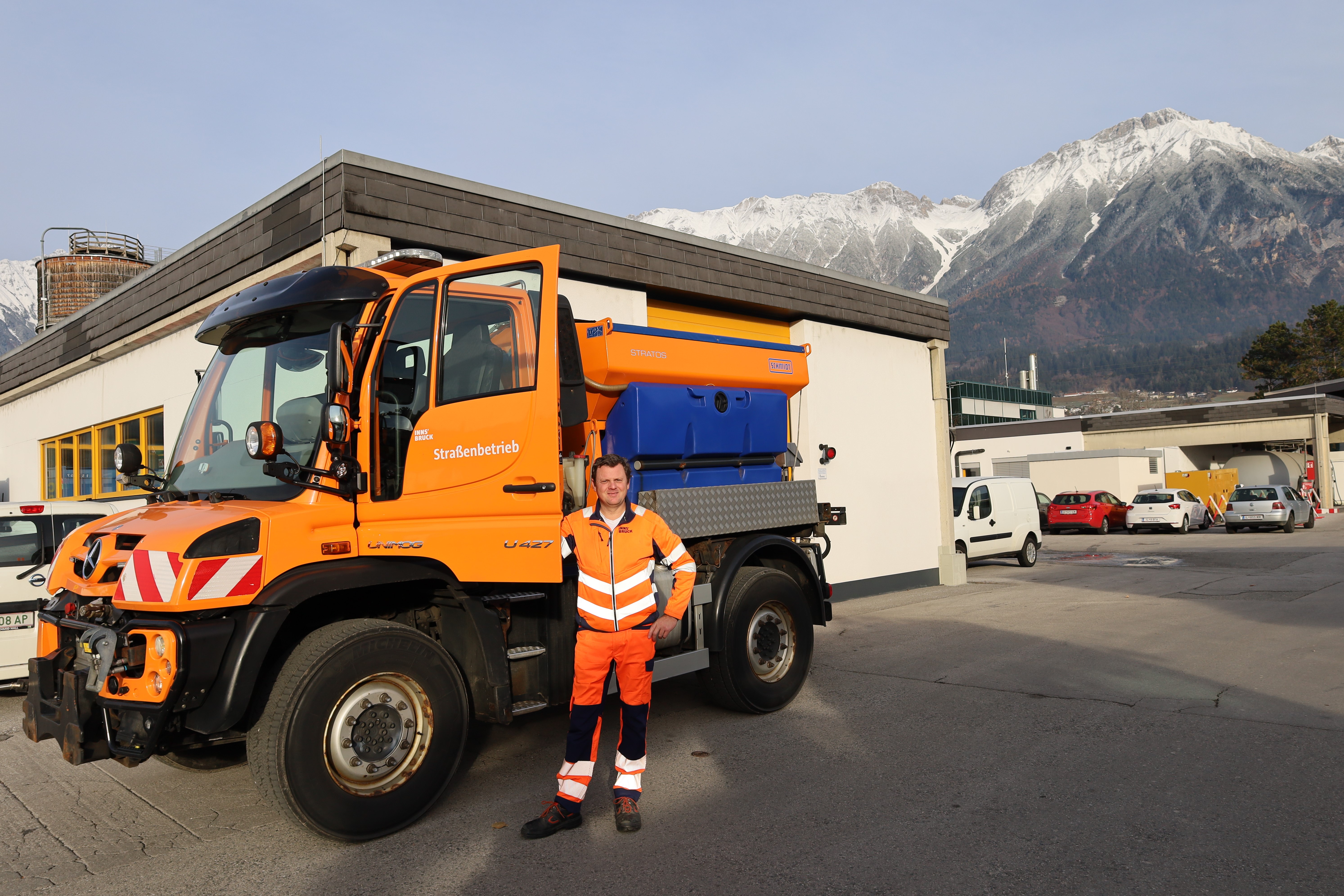 Manfred Haider ist im Winter mit dem Unimog für die Sicherheit auf Innsbrucks
Straßen unterwegs.