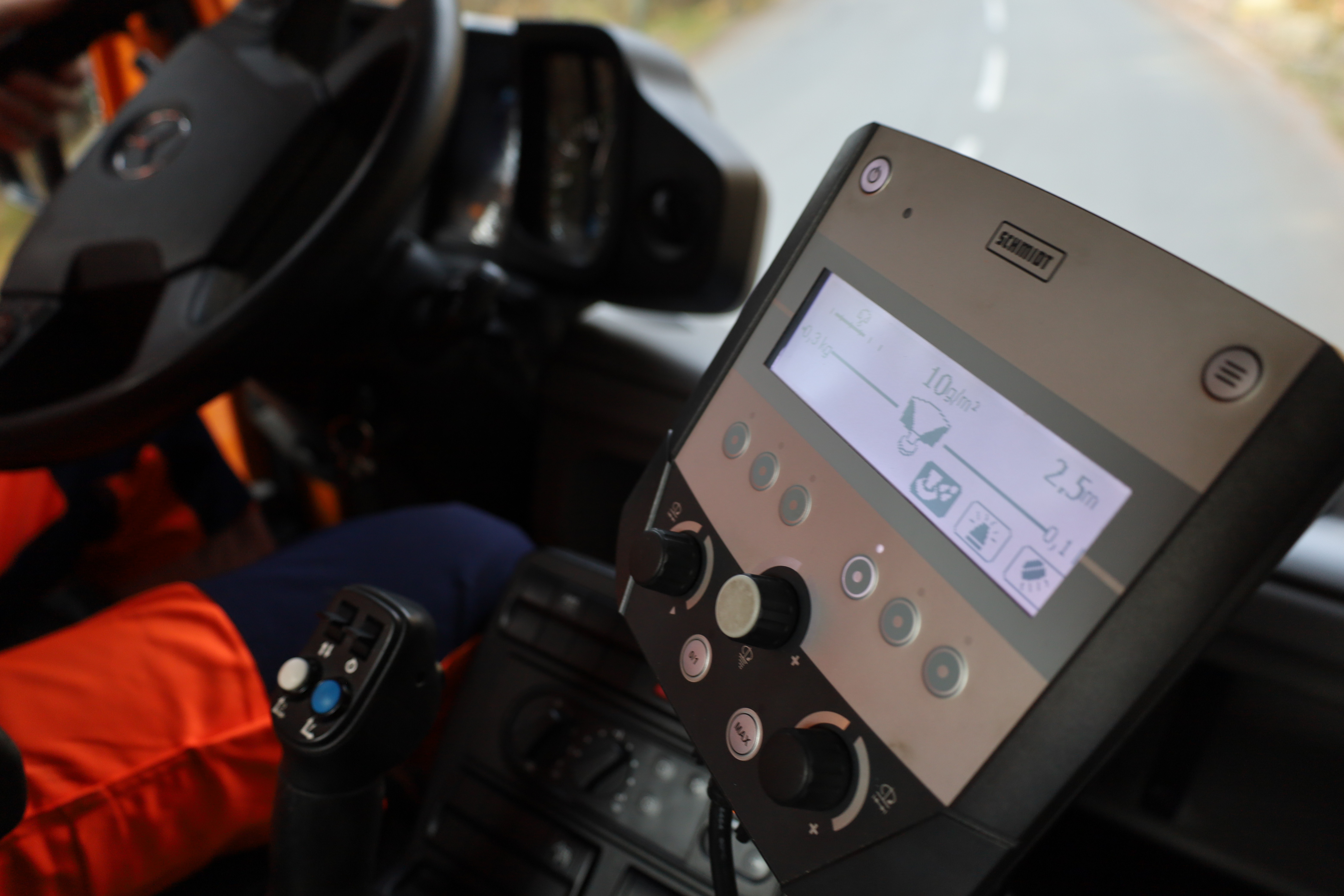 Alles im Griff: Manfred Haider kann von seinem Cockpit aus Pflug und Salzstreuer steuern. Zur Kontrolle muss aber auch er manchmal aussteigen
und die Verhältnisse genau prüfen – auch auf Innsbrucks höchstgelegenen Straßen auf der Nordkette.