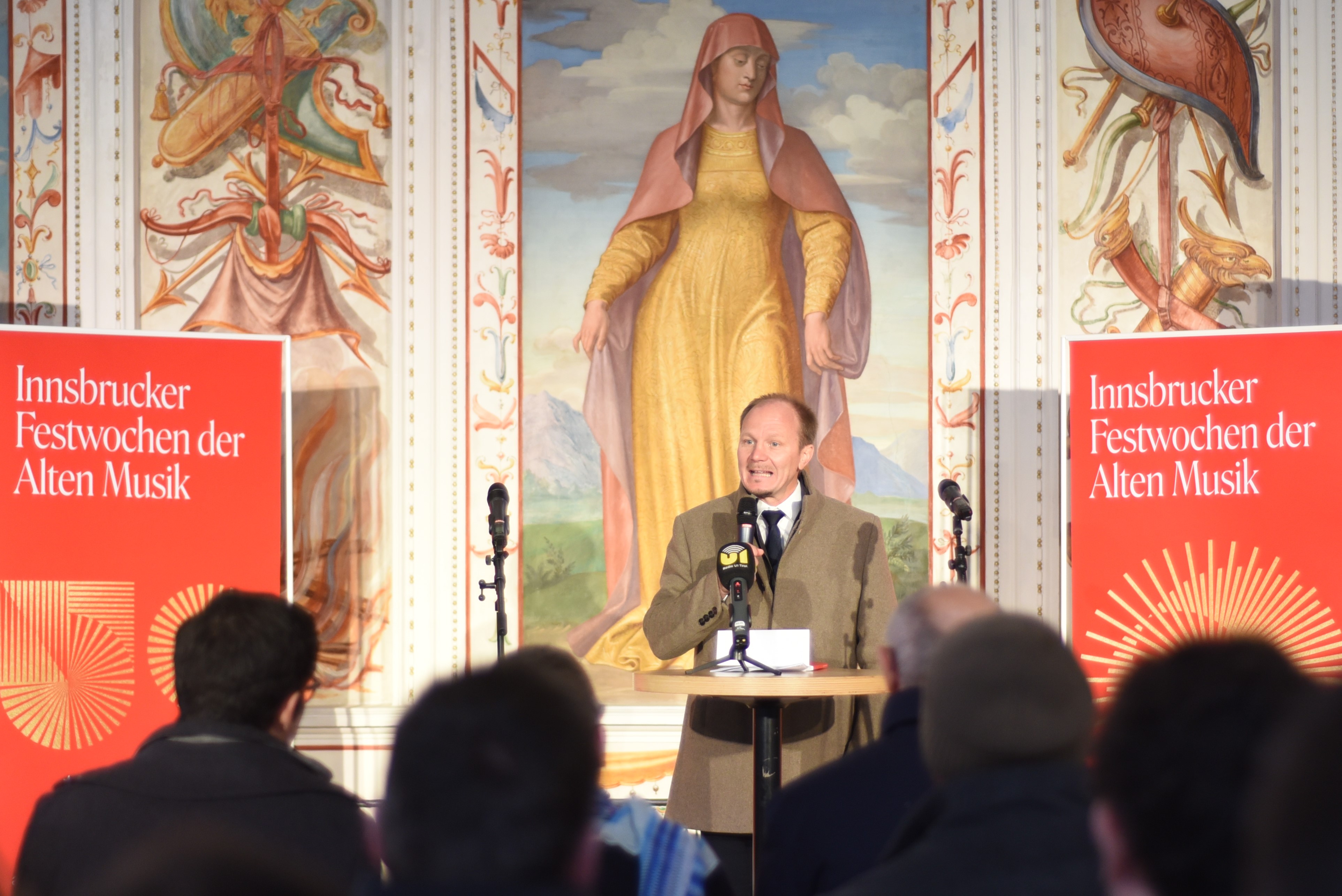 Diesmal warten wir besonders gespannt darauf, dass sich die Türen zu den Festwochen im Sommer öffnen. Die Innsbrucker Festwochen der Alten Musik feiern 2026 ihr 50-jähriges Bestehen und wir sind alle eingeladen mitzufeiern. Zum Jubiläum hat sich das Leitungstrio der Festwochen künstlerisch etwas ganz Besonderes vorgenommen: die Aufführung einer legendär "Unaufführbaren" - der Oper "Il Pomo D'Oro von Pietro Antonio Cesti. Mehr zum voll Stolz und Vorfreude im winterlichen Schloss Ambras präsentierten Programm finden Sie auf www.altemusik.at - Karten gibt es ab 9. Dezember.