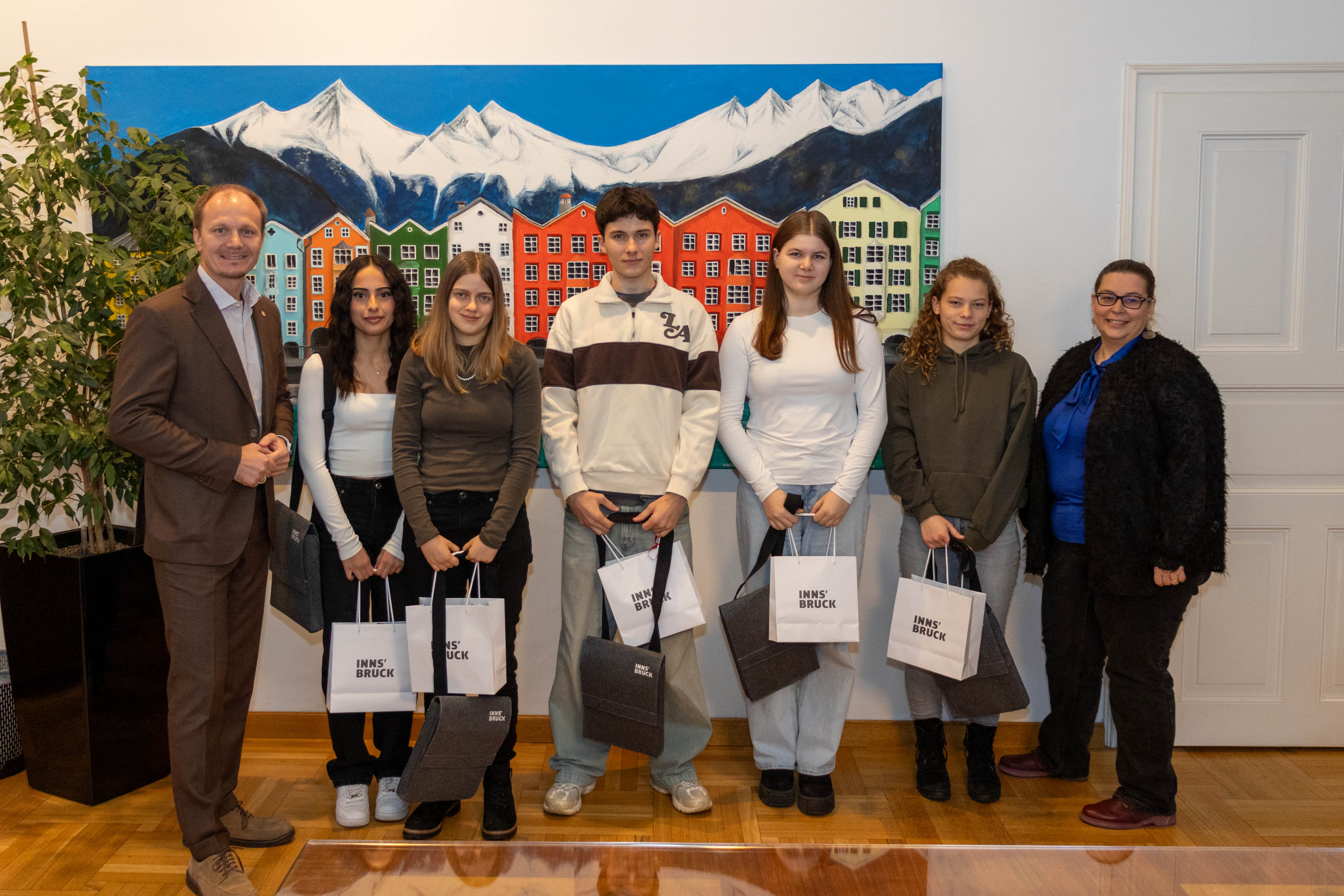 Erfreut über die tollen Leistungen der Lehrlinge in der Berufsschule: Bürgermeister Johannes Anzengruber und Lehrlingsbeauftragte Sabine Floßmann mit den Lehrlingen (v.l.n.r.) Angelina Petrovic, Carina Eller, Simon Saxl, Katharina Witting und Zoe Gabbe.