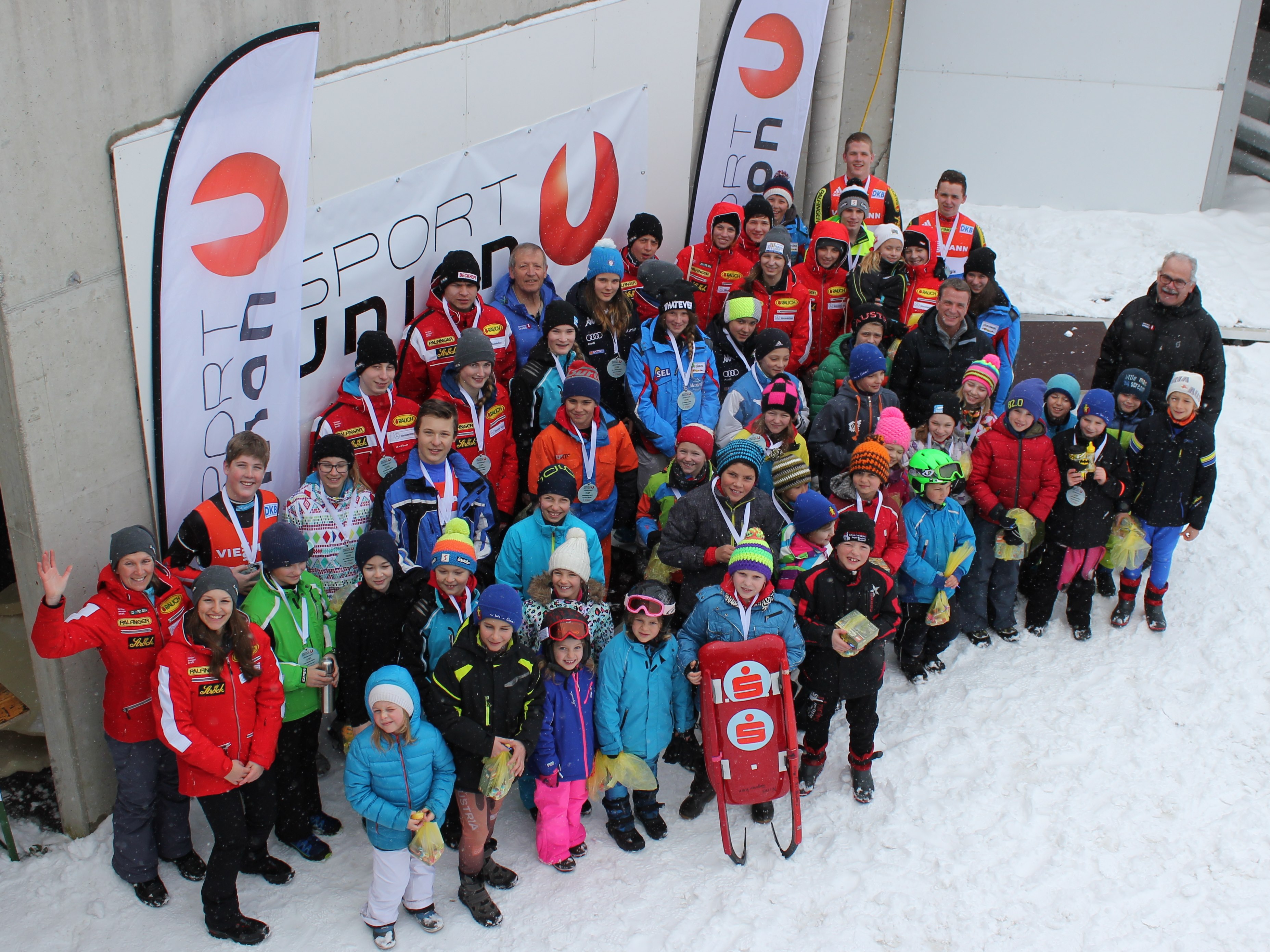 Fast 60 Sportlerinnen aller Altersklassen rodelten beim Eisbärencup in Igls um die Wette. Die gezeigten Leistungen lassen die Verantwortlichen gemeinsam mit Vizebürgermeister Christoph Kaufmann optimistisch in die Rodel-Zukunft blicken.
