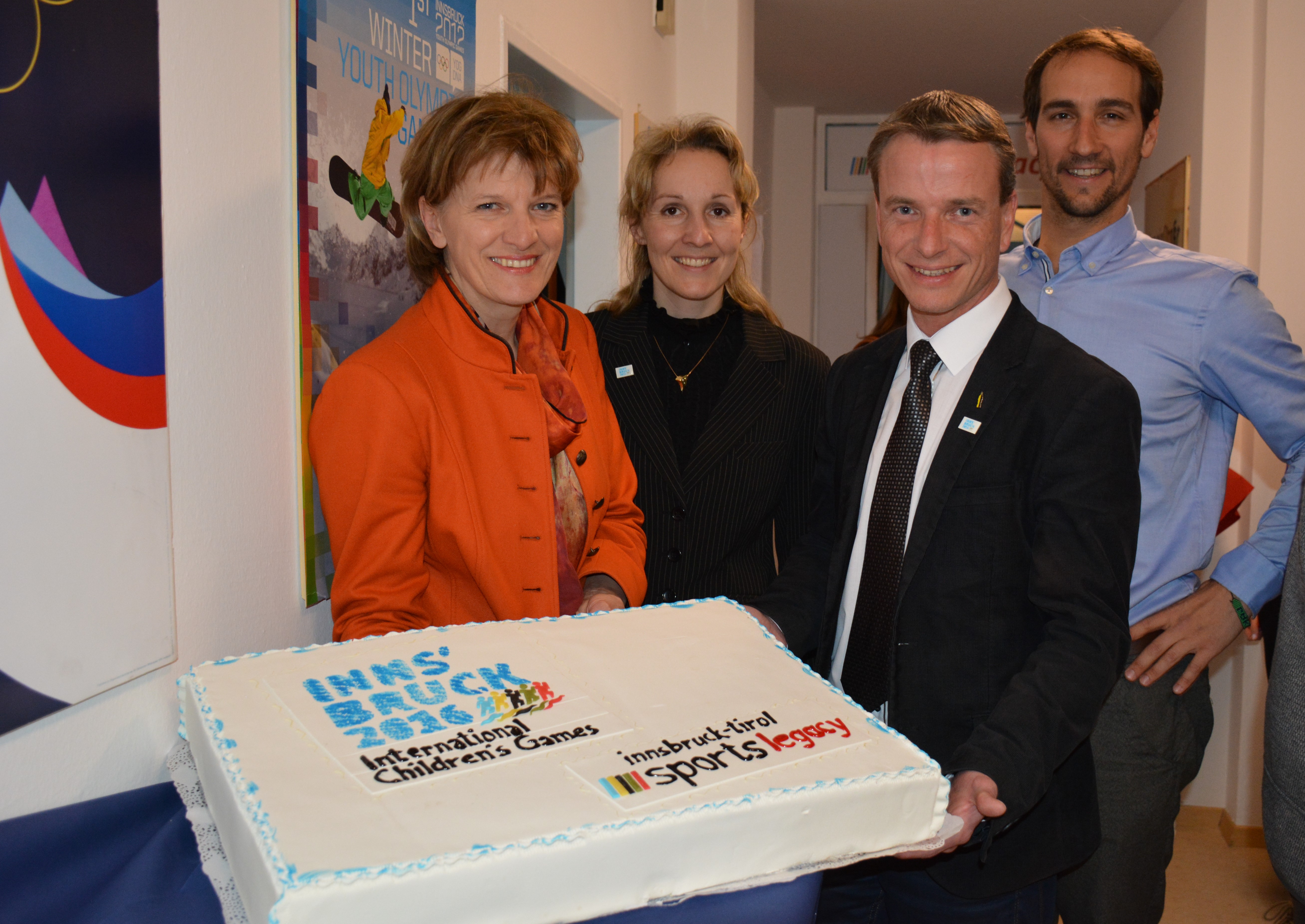 Bürgermeisterin Christine Oppitz-Plörer gratulierte gemeinsam mit Vizebürgermeister Christoph Kaufmann und Anita Politsch (Land Tirol) dem Organisationsteam der ICG zur neuen Heimat. Geschäftsführer Georg Spazier (ganz rechts) freute sich über viele Gäste bei der Büroeinweihung.