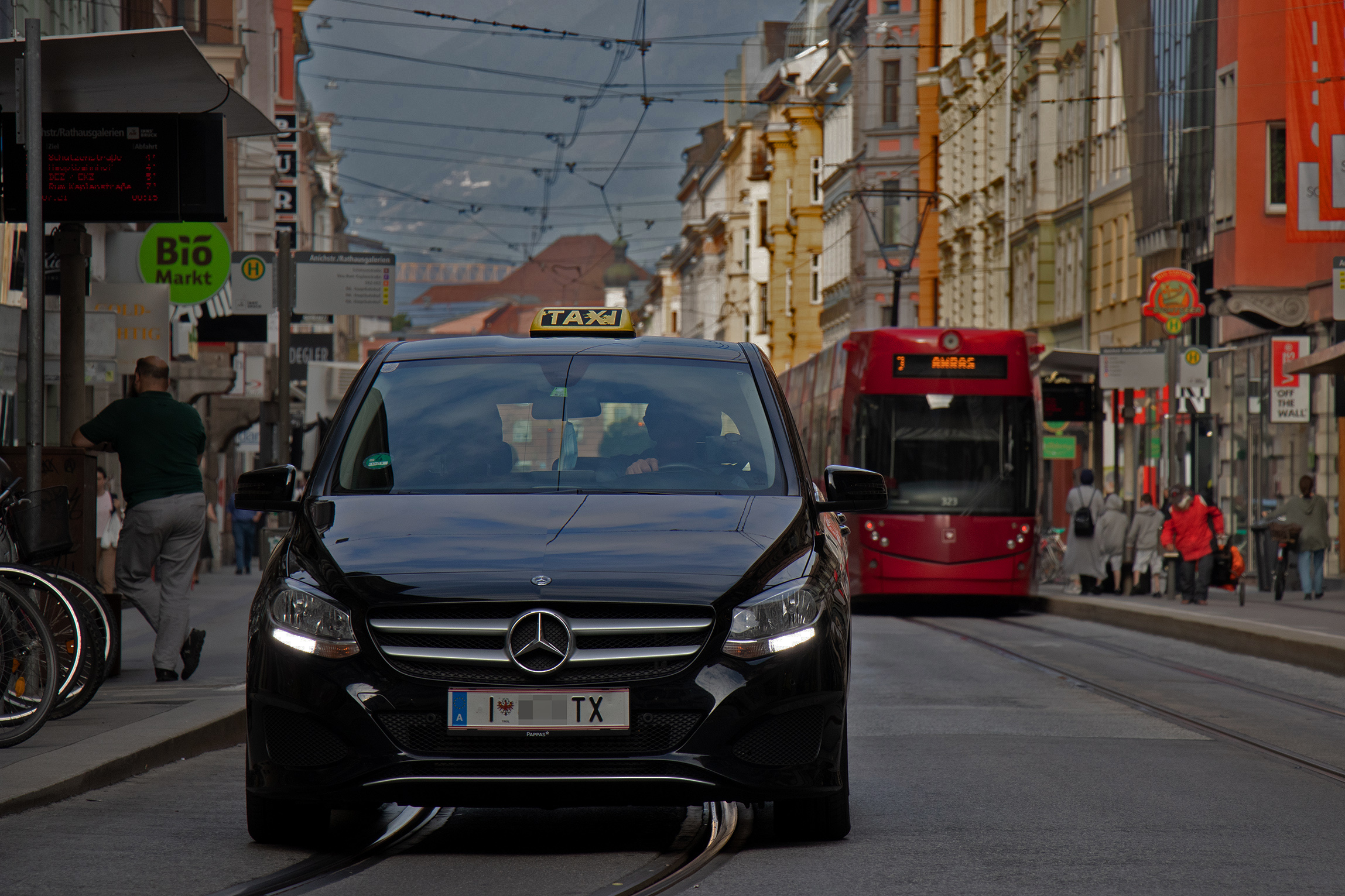 Ab. 1. Jänner 2026 sind Frauen-Nachttaxis von 22.00 abends bis 4.00 Uhr morgens abrufbar. Pro Fahrt fällt dafür ein Selbstbehalt von 7 Euro im Innsbrucker Stadtgebiet an.