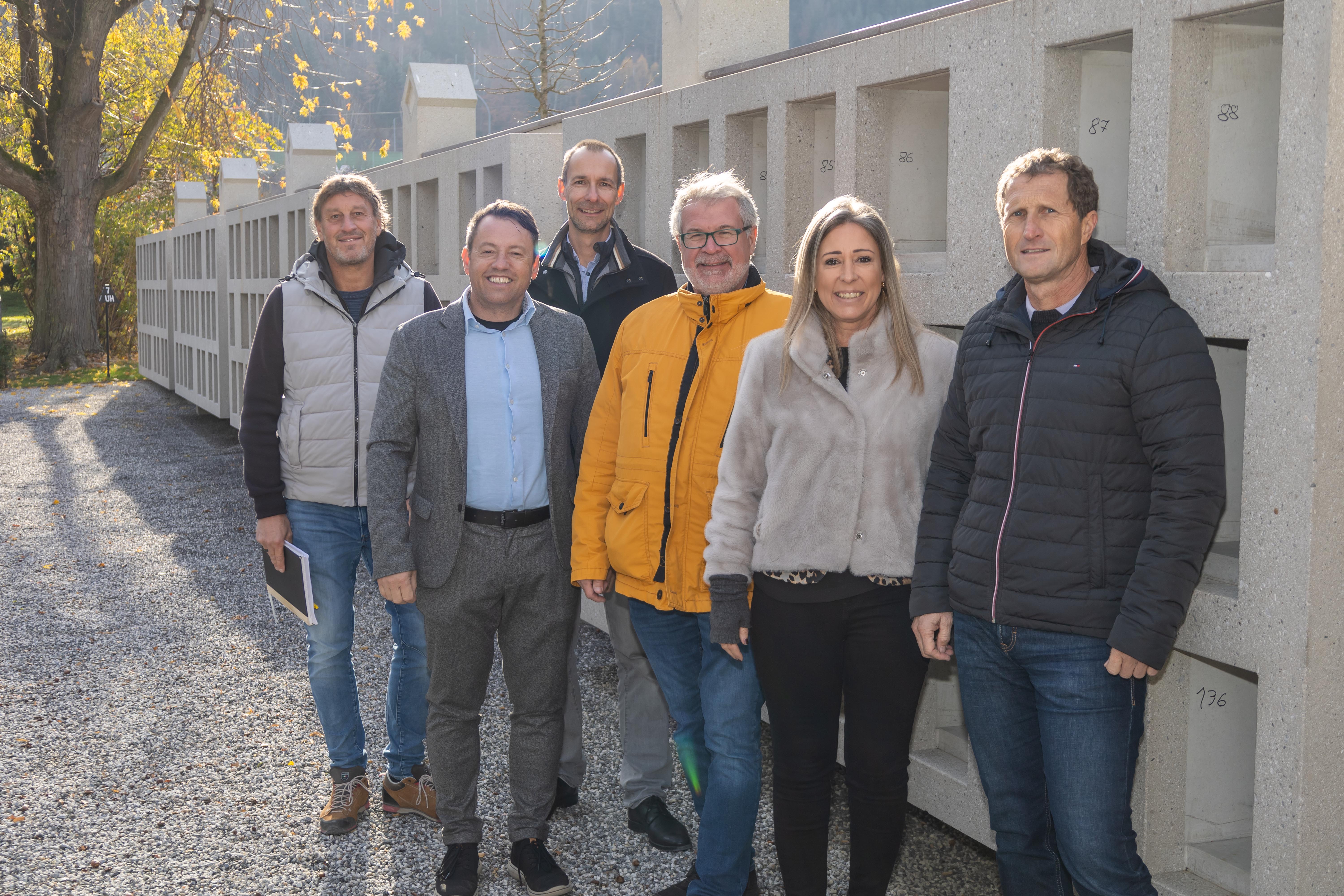 Machten sich ein Bild von den neuen Urnennischen: Stadträtin Mariella Lutz, IIG-Geschäftsführer Franz Danler (2. v. l.), Grünanlagen-Amtsleiter Thomas Klingler (r.), Referatsleiter Friedhöfe Alexander Legniti (3. v. r.), und Martin Kiechl und Georg Preyer (hi., beide IIG).
