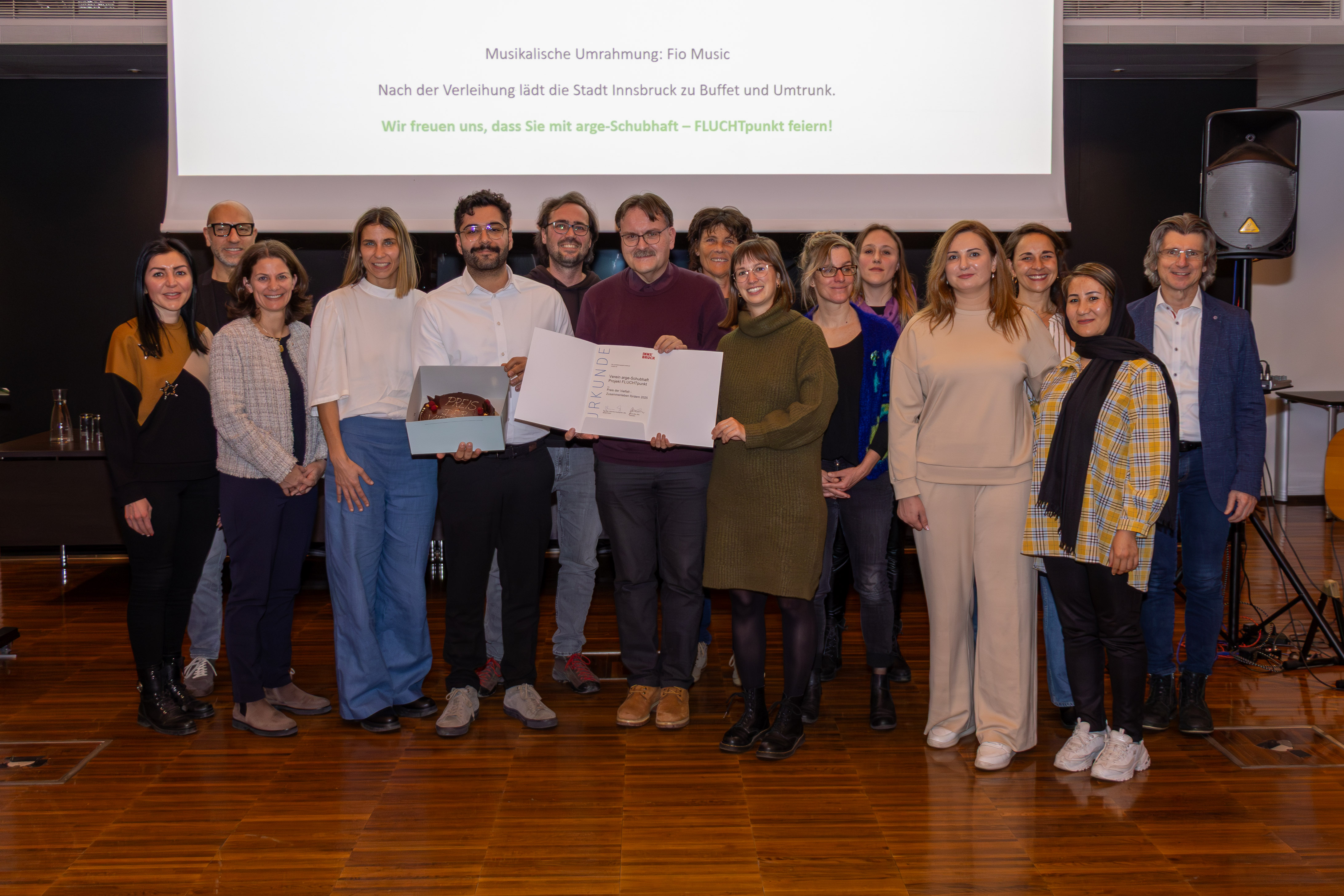 Stadträtin Janine Bex (4.v.l.), Ausschuss-Vorsitzende Karoline Obitzhofer (3.v.l.) und Amtsleiter Wolfgang Andexlinger (2.v.l.) mit VertreterInnen des Vereins FLUCHTpunkt bei der Verleihung des Preises der Vielfalt.
