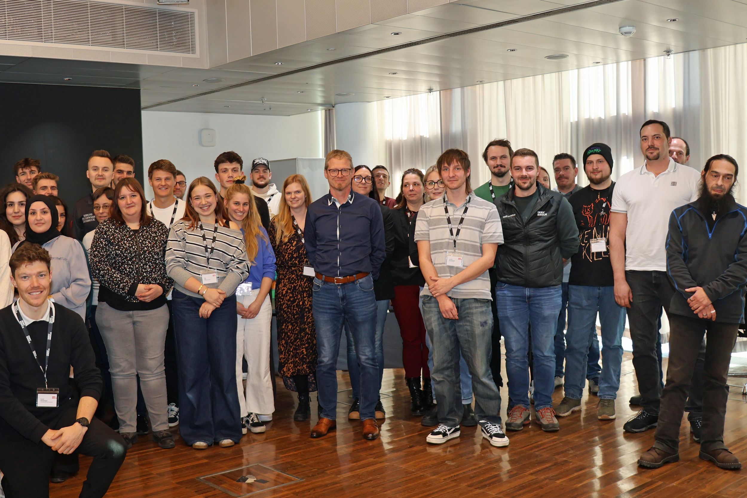 Mit derzeit rund 2.000 Bediensteten ist die Stadt Innsbruck einer der größten regionalen Arbeitgeber. Als moderner Dienstleistungsbetrieb hält der Stadtmagistrat dabei facettenreiche Aufgabenbereiche bereit. Magistratsdirektorin Gabriele Herlitschka und Vizebürgermeister Georg Willi begrüßten im Rahmen eines Welcome Day neue MitarbeiterInnen, die in den unterschiedlichsten Betätigungsfeldern zum Einsatz kommen. Als Willkommensgeschenk erhielten die städtischen Bediensteten bunte Jausenboxen.