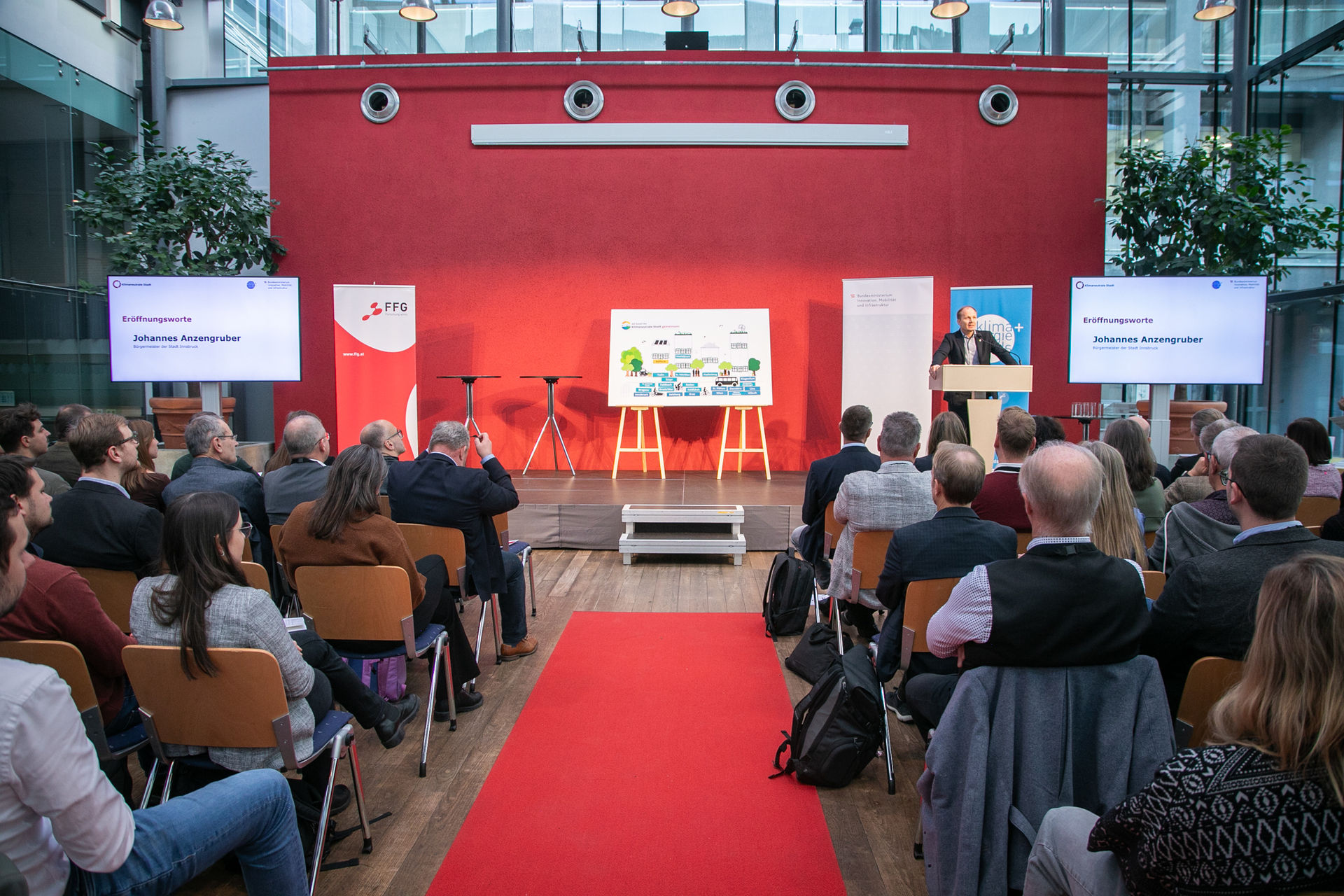 Gemeinsam in Richtung Klimaneutralität: VertreterInnen der 47 Pionierstädte Österreichs trafen sich im November in Innsbruck zur Jahreskonferenz „Klimaneutrale Stadt”. Bürgermeister Johannes Anzengruber, Stadträtin Janine Bex, Magistratsdirektorin Gabriele Herlitschka und Marcus Maier (Projektleitung "Mission: Klimaneutrale Stadt“) nahmen an der Veranstaltung mit dem Motto „Gemeinsam erfolgreiche Wege weitergehen” teil. Die Herausforderungen bleiben groß: die Themen Mobilität, Energie, Quartiersentwicklung, BürgerInnenbeteiligung sowie der Ausbau von Strukturen und Kompetenzen standen im Mittelpunkt des Austausches. Alle Informationen zu den teilnehmenden Städten: https://klimaneutralestadt.at/de/initiativen/pionierstaedte/